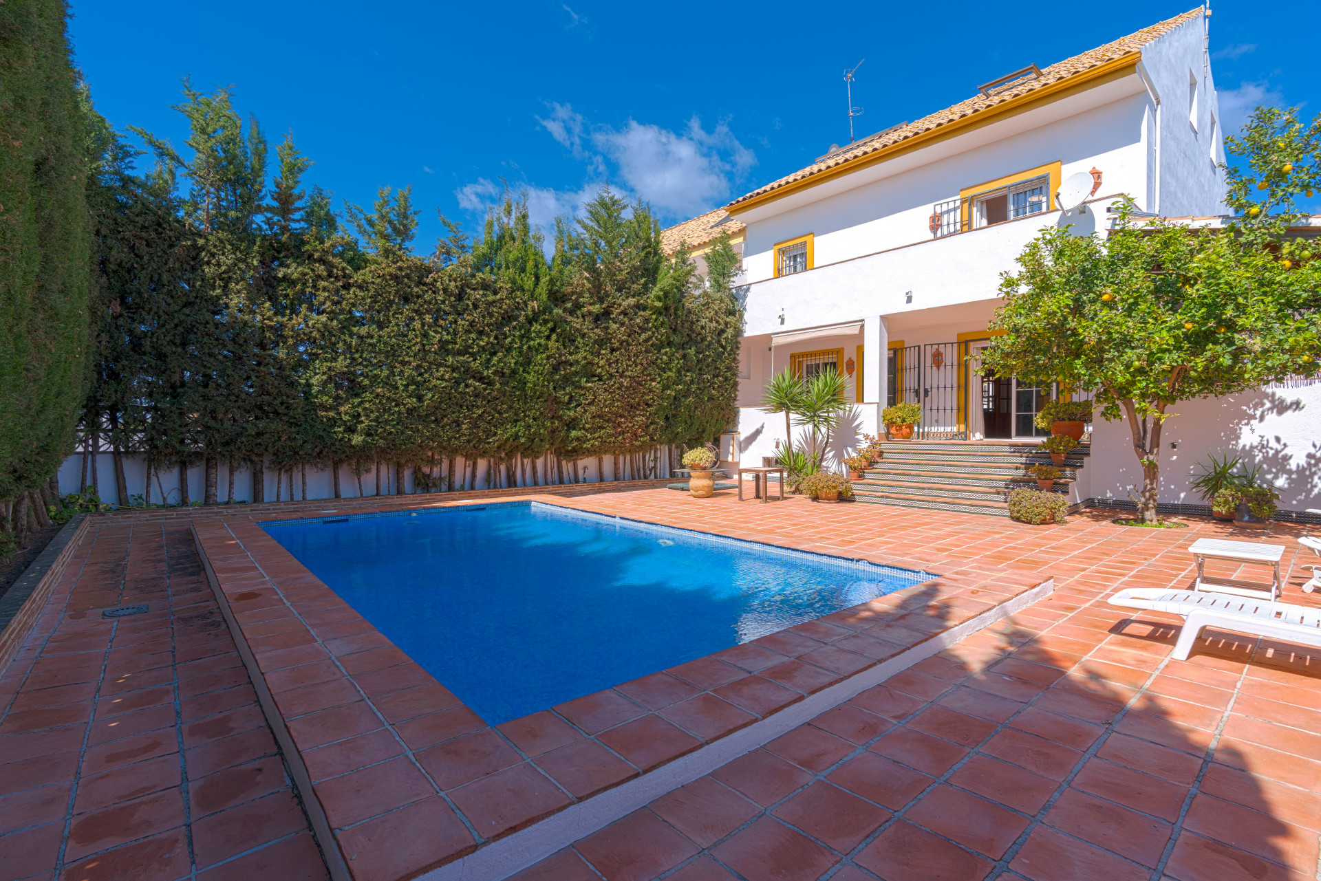 Exclusive Corner Semi-Detached Villa in San Pedro de Alcántara, Marbella Located on a privileged corner plot, this elegant semi-detached villa offers privacy, spaciousness and an excellent layout.