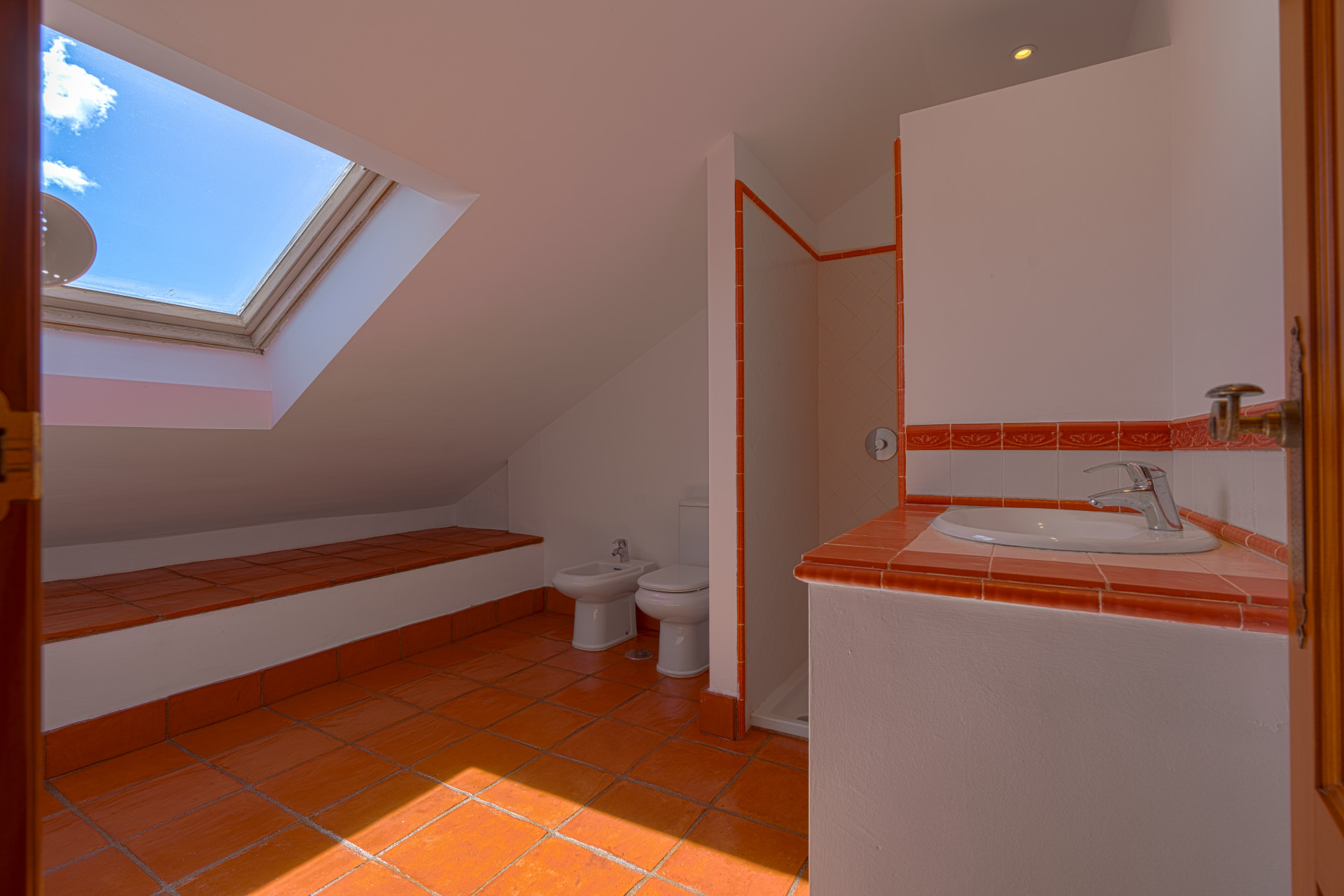 Exclusive Corner Semi-Detached Villa in San Pedro de Alcántara, Marbella Located on a privileged corner plot, this elegant semi-detached villa offers privacy, spaciousness and an excellent layout.