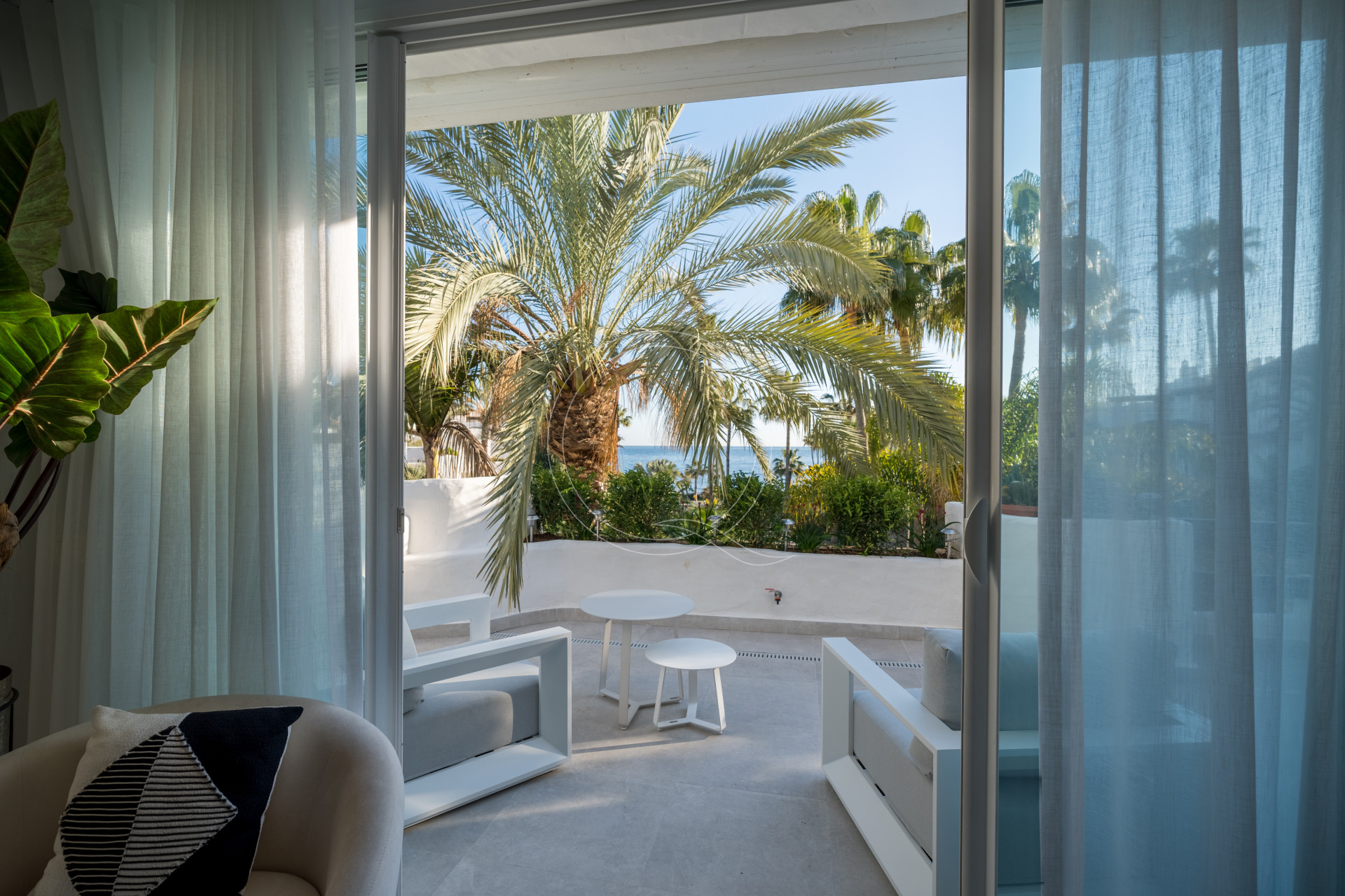 Ático dúplex impresionante en primera línea de playa en la codiciada zona de Puerto Banús.