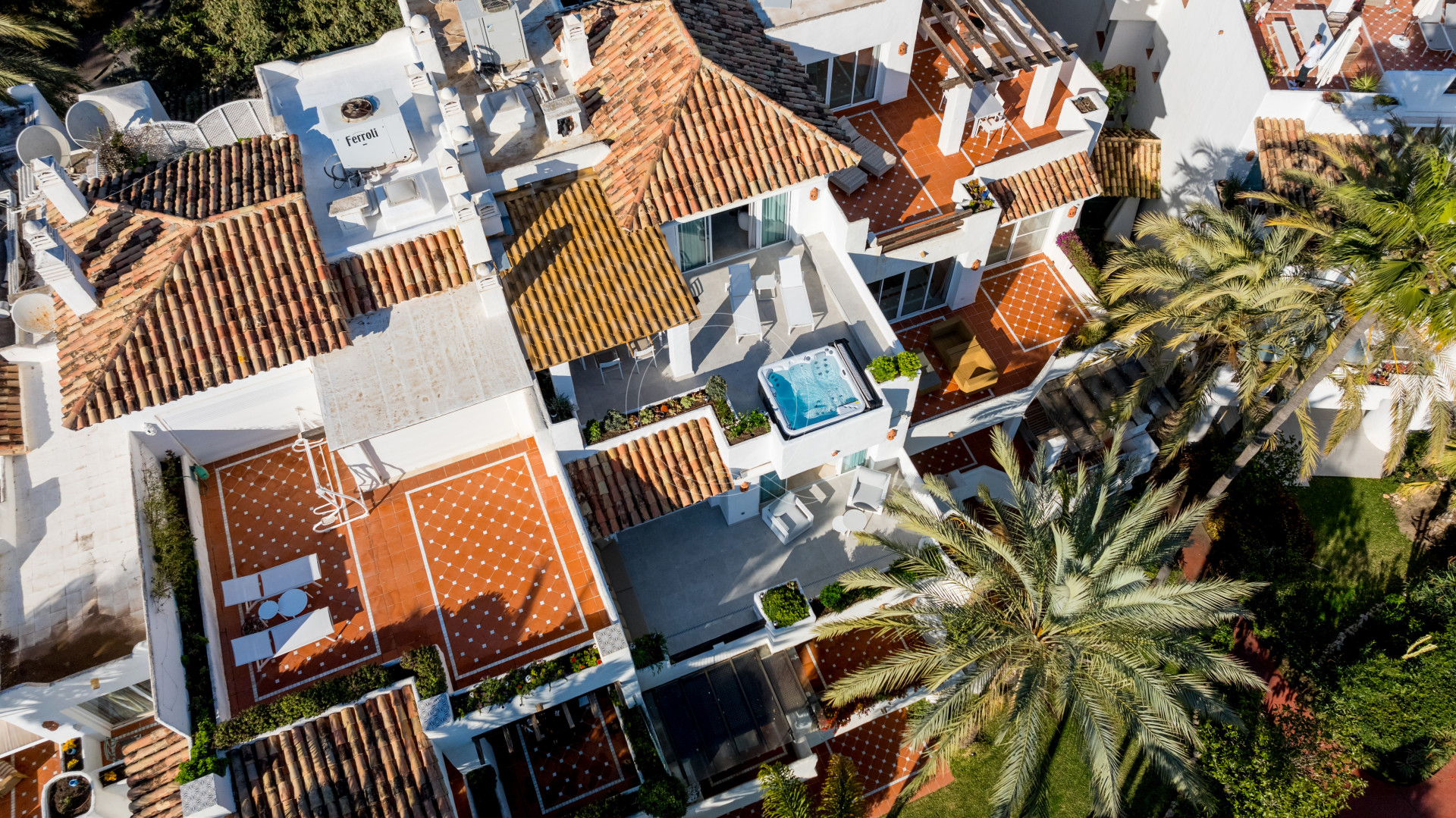 Ático dúplex impresionante en primera línea de playa en la codiciada zona de Puerto Banús.