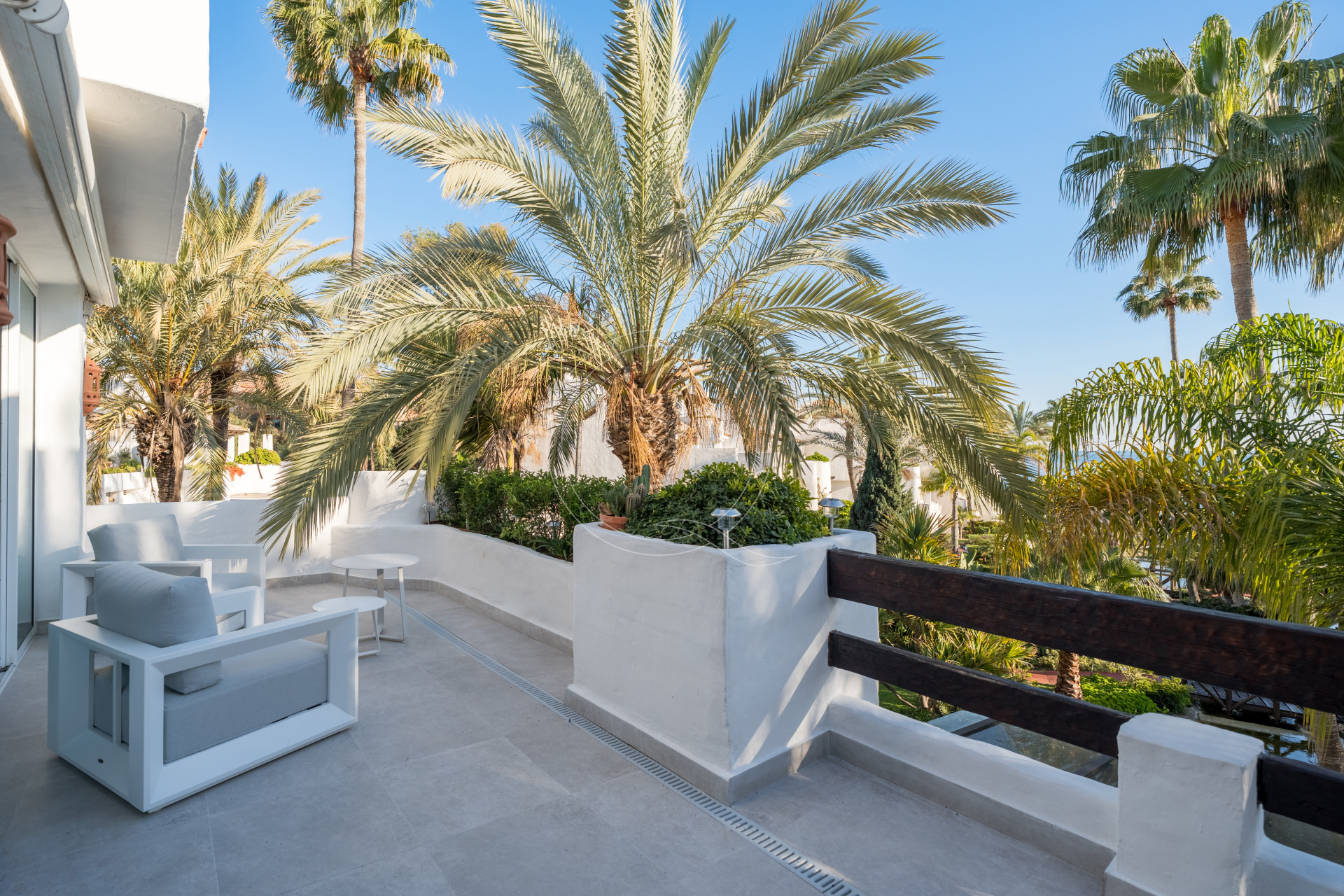 Ático dúplex impresionante en primera línea de playa en la codiciada zona de Puerto Banús.