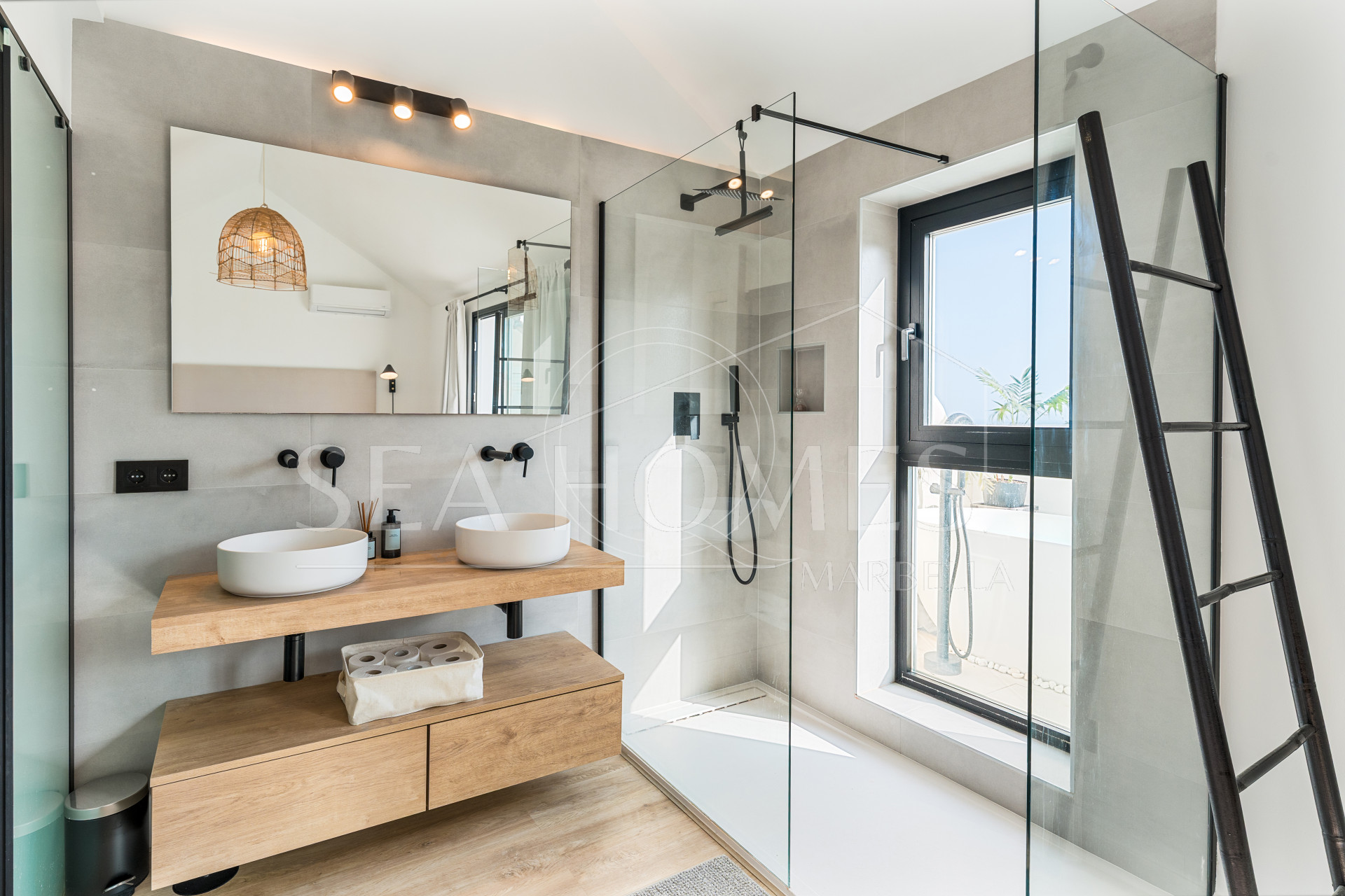 Elegant Renovated Townhouse Near Aloha Golf – Private Garden and Gated Community