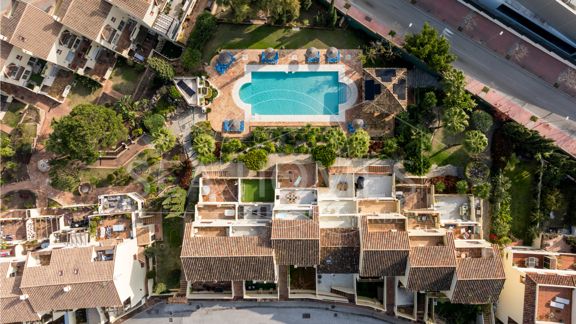 Elegant Renovated Townhouse Near Aloha Golf – Private Garden and Gated Community