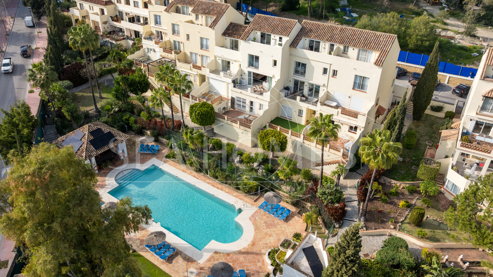 Elegant Renovated Townhouse Near Aloha Golf – Private Garden and Gated Community