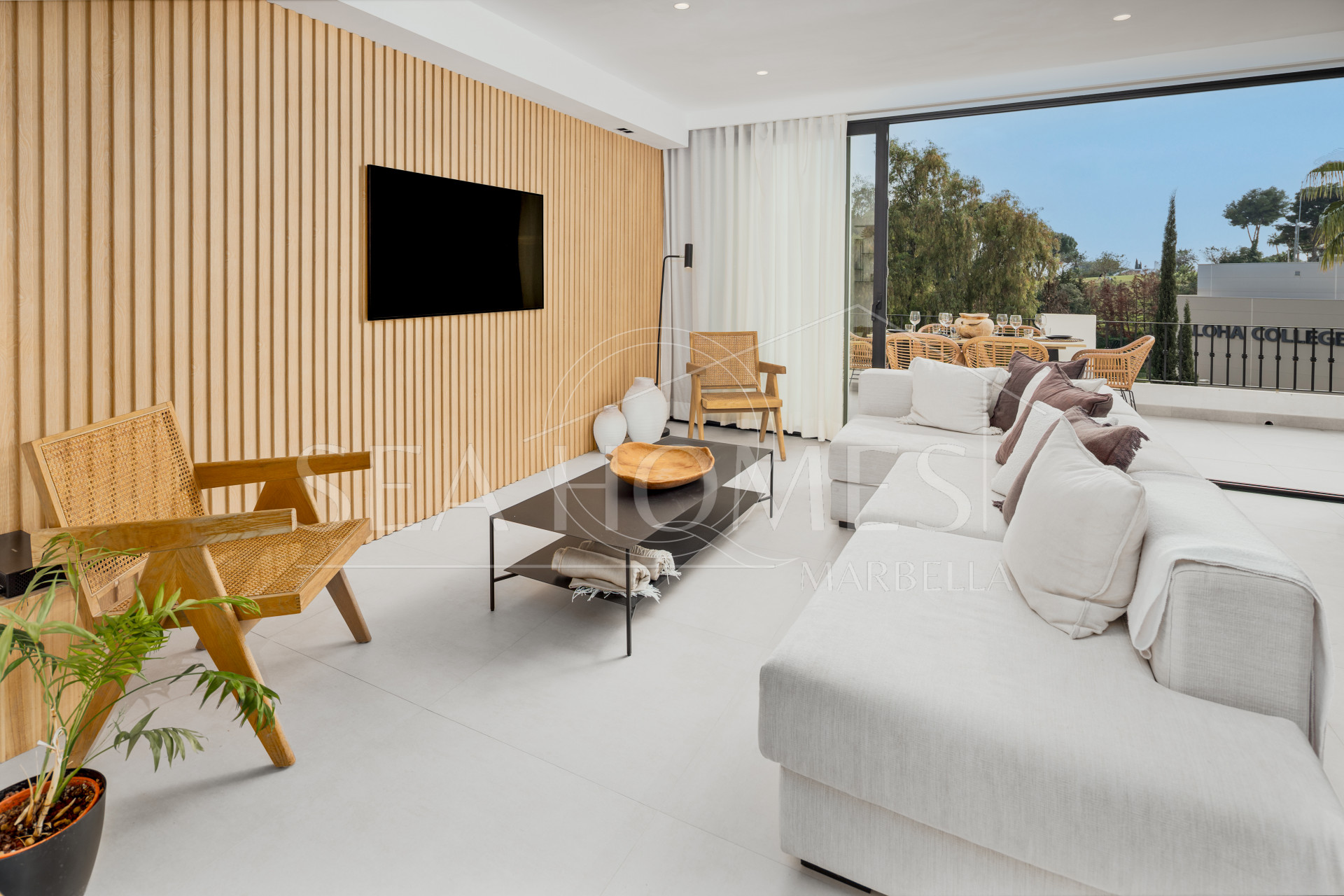 Elegant Renovated Townhouse Near Aloha Golf – Private Garden and Gated Community