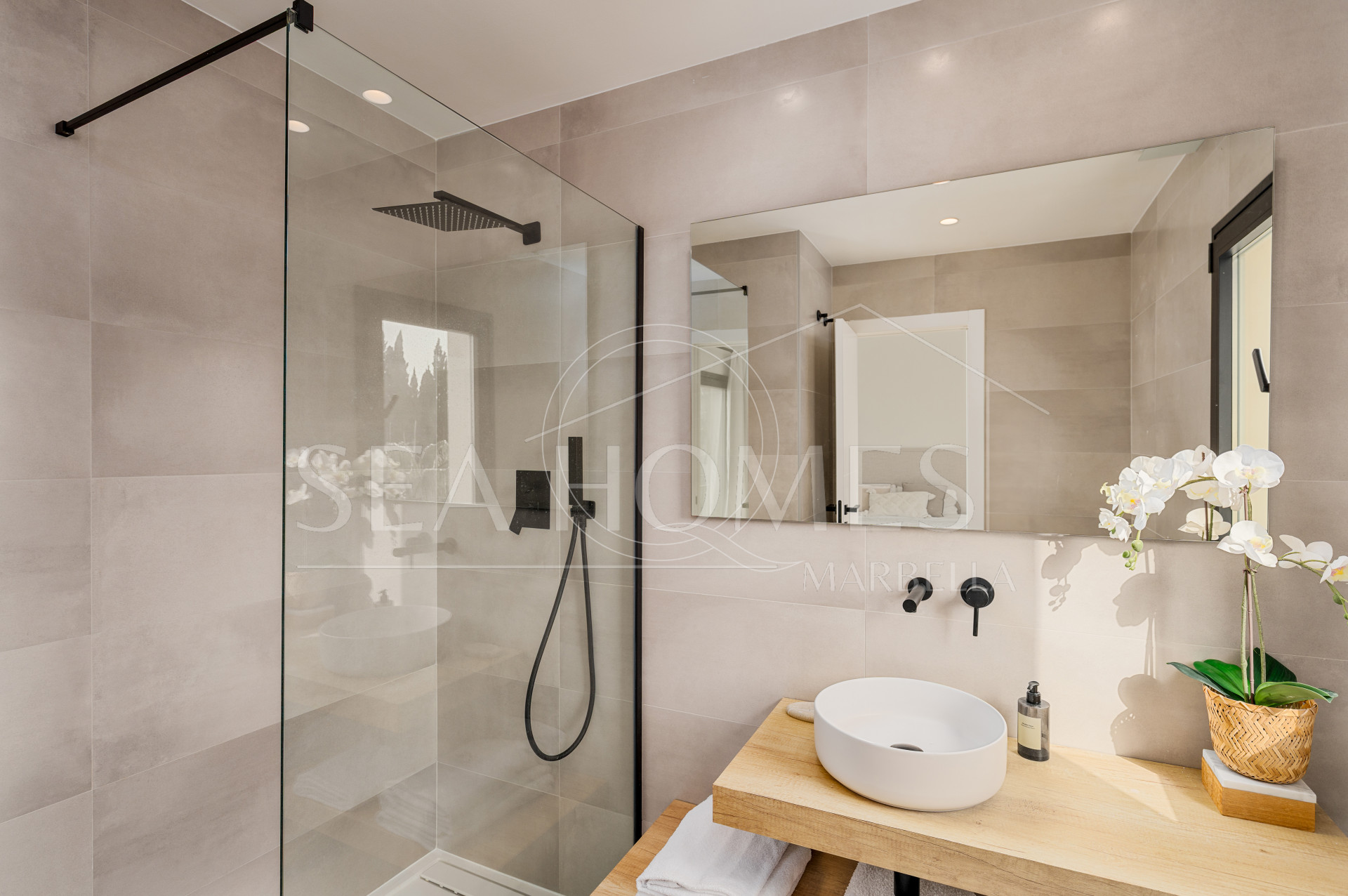 Elegant Renovated Townhouse Near Aloha Golf – Private Garden and Gated Community