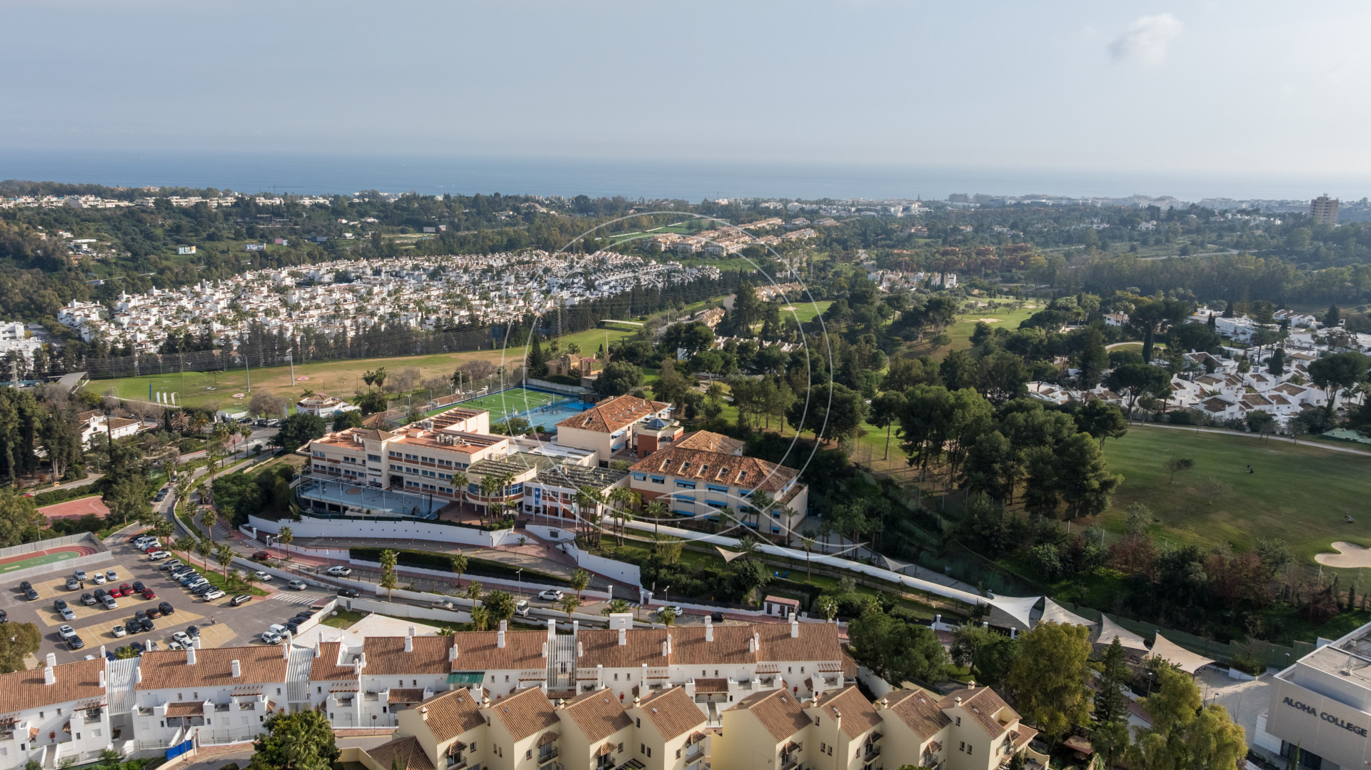 Elegantes renoviertes Stadthaus in der Nähe des Aloha Golfplatzes – mit privatem Garten und in einer bewachten Wohnanlage gelegen