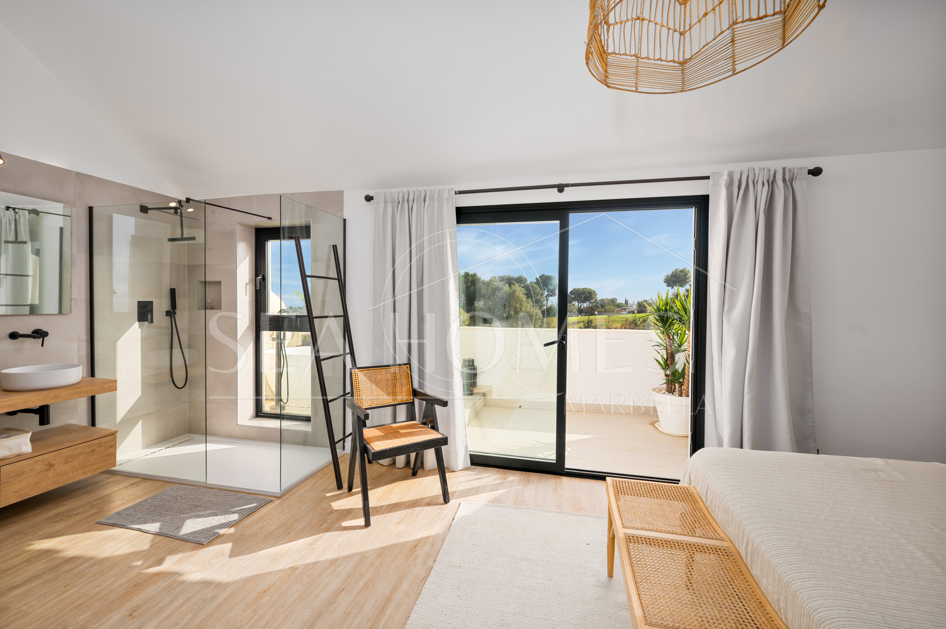 Elegant Renovated Townhouse Near Aloha Golf – Private Garden and Gated Community