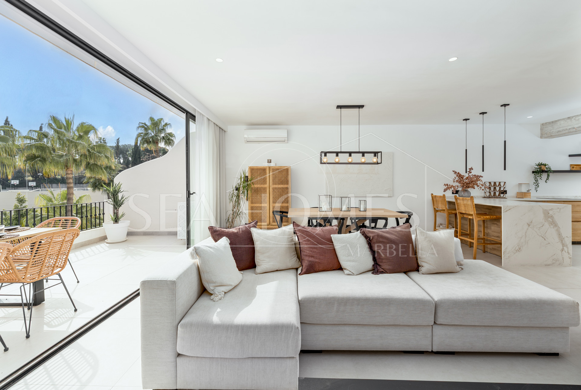 Elegant Renovated Townhouse Near Aloha Golf – Private Garden and Gated Community