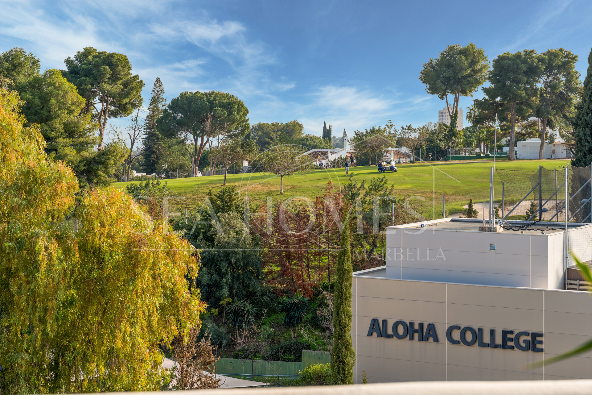 Elegant Renovated Townhouse Near Aloha Golf – Private Garden and Gated Community