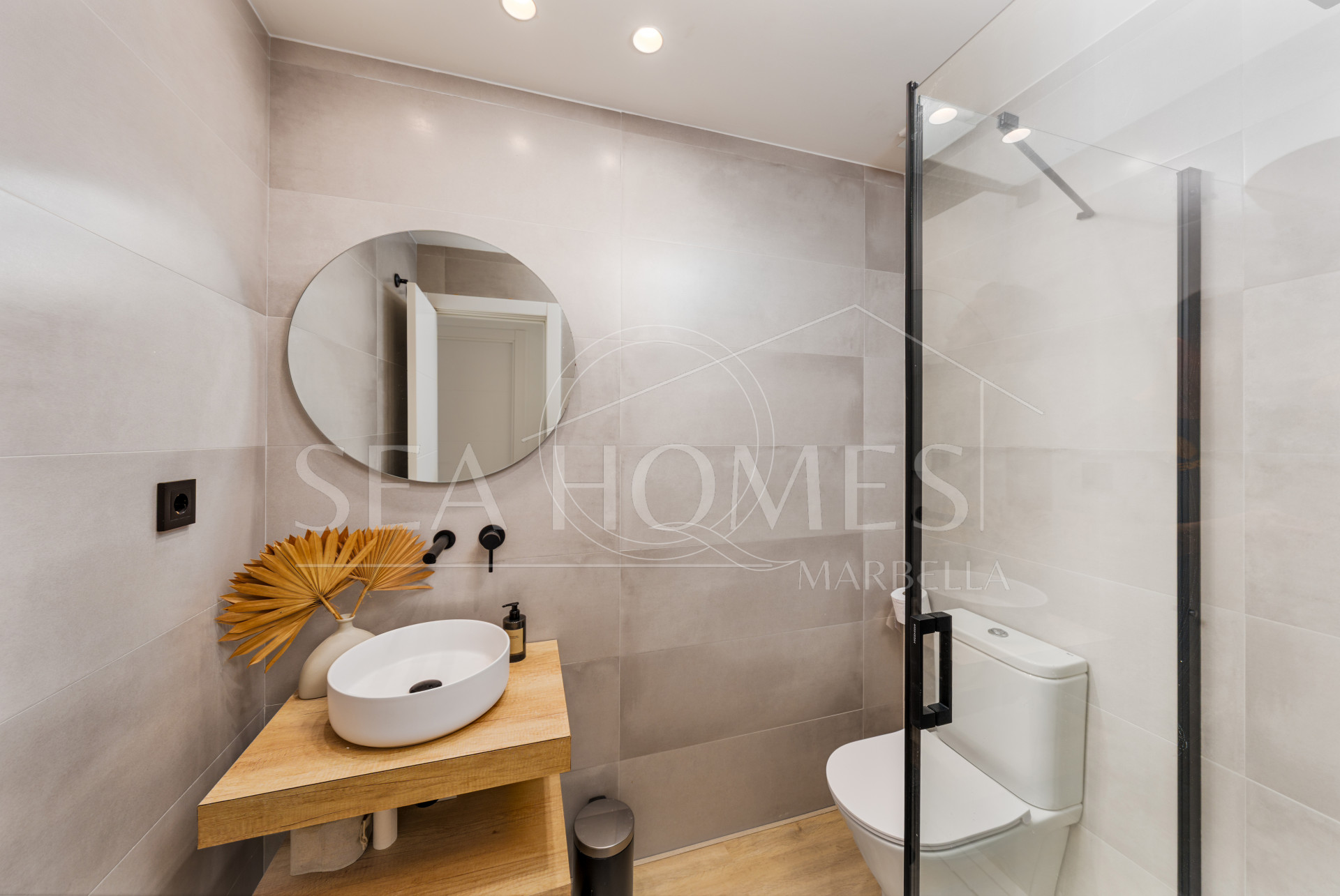 Elegant Renovated Townhouse Near Aloha Golf – Private Garden and Gated Community