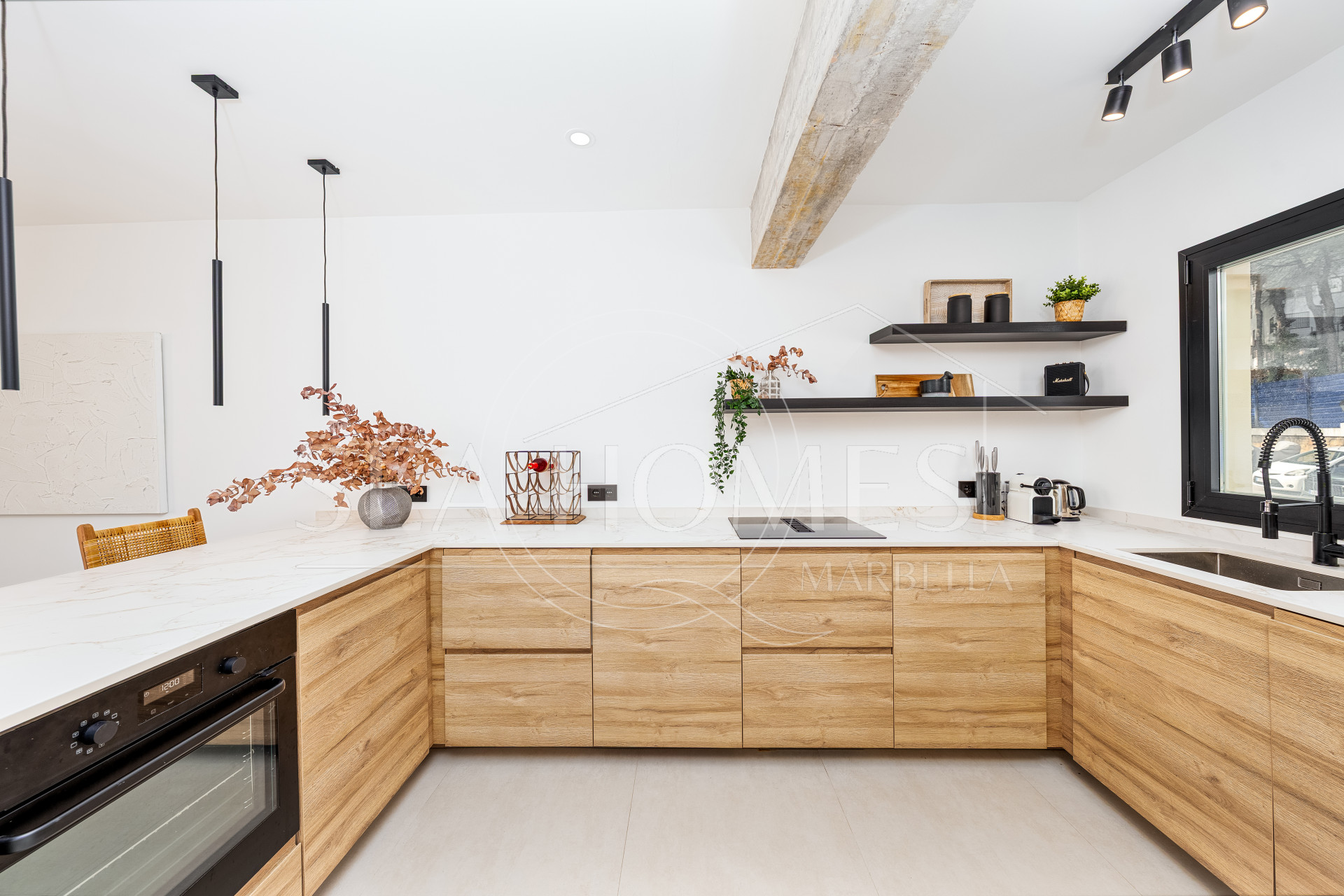 Elegant Renovated Townhouse Near Aloha Golf – Private Garden and Gated Community