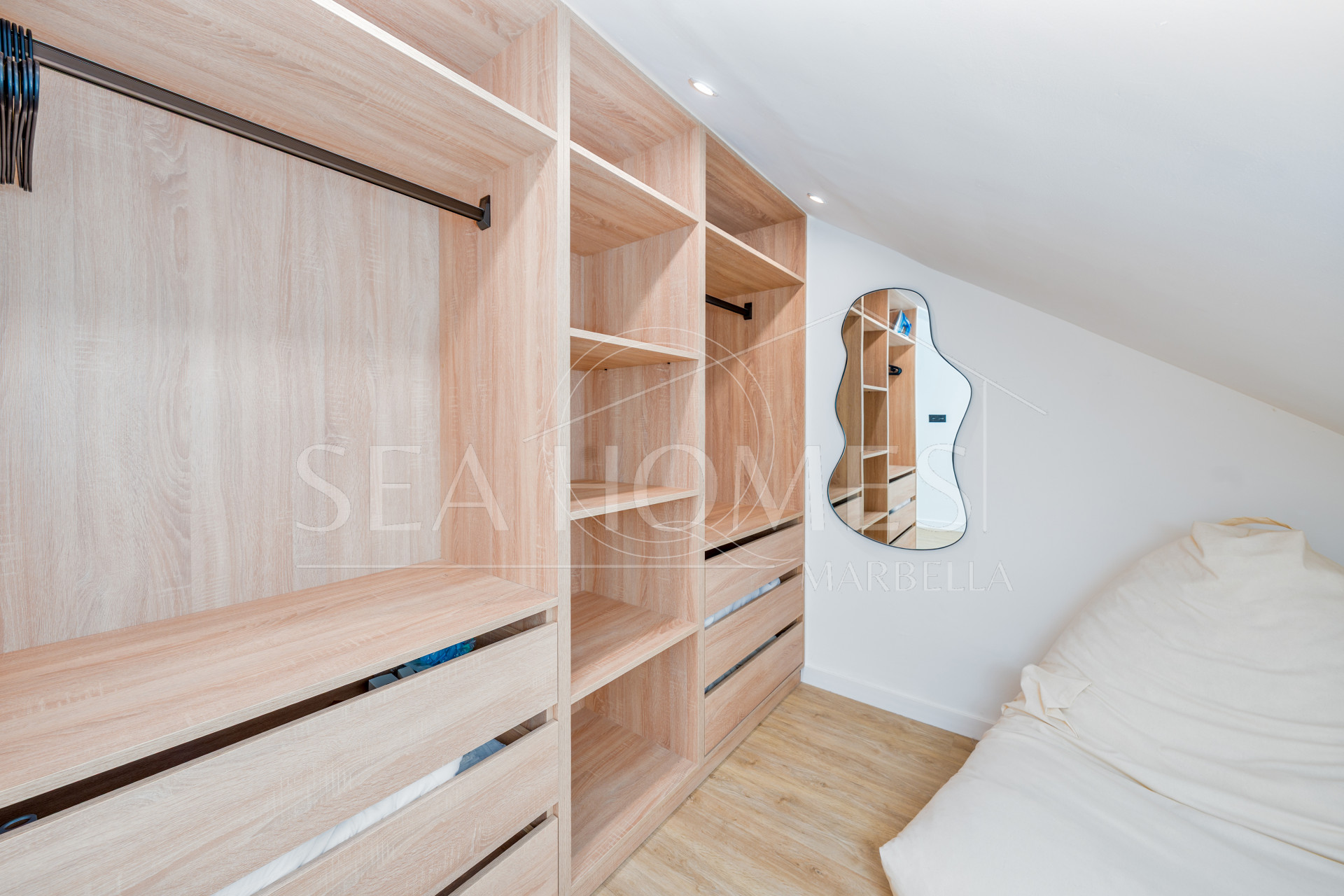 Elegant Renovated Townhouse Near Aloha Golf – Private Garden and Gated Community