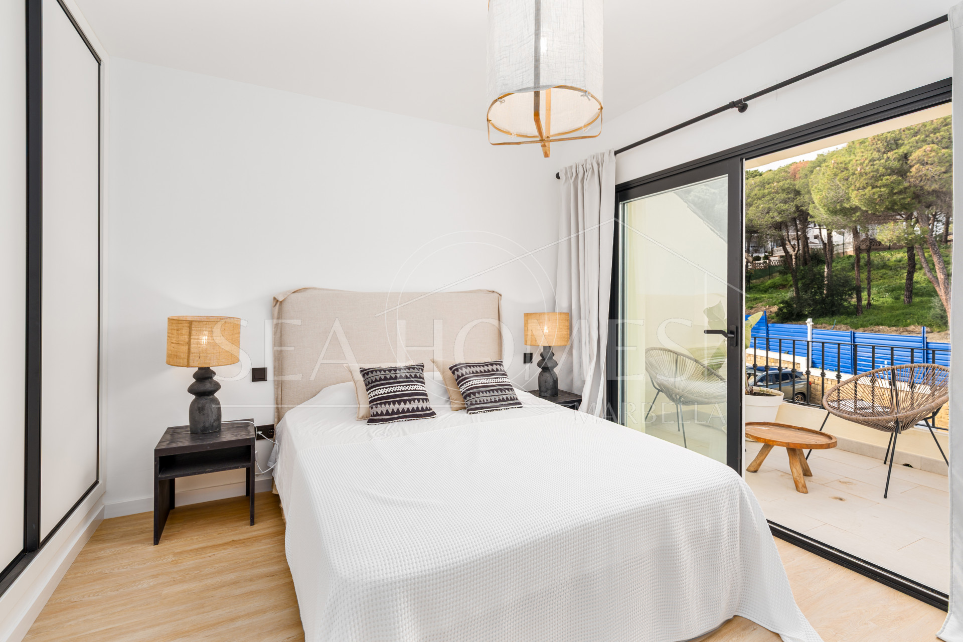 Elegant Renovated Townhouse Near Aloha Golf – Private Garden and Gated Community