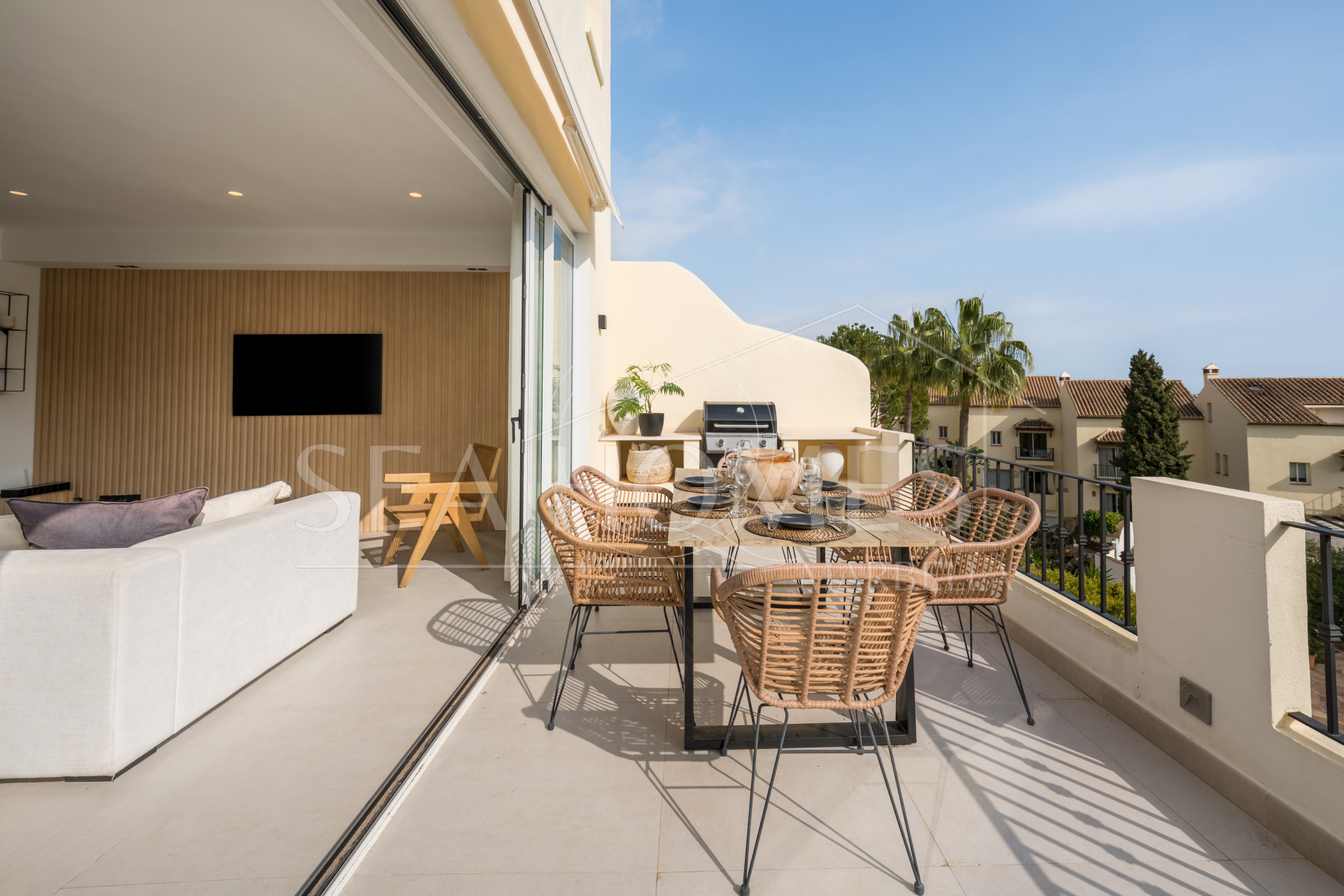 Elegant Renovated Townhouse Near Aloha Golf – Private Garden and Gated Community