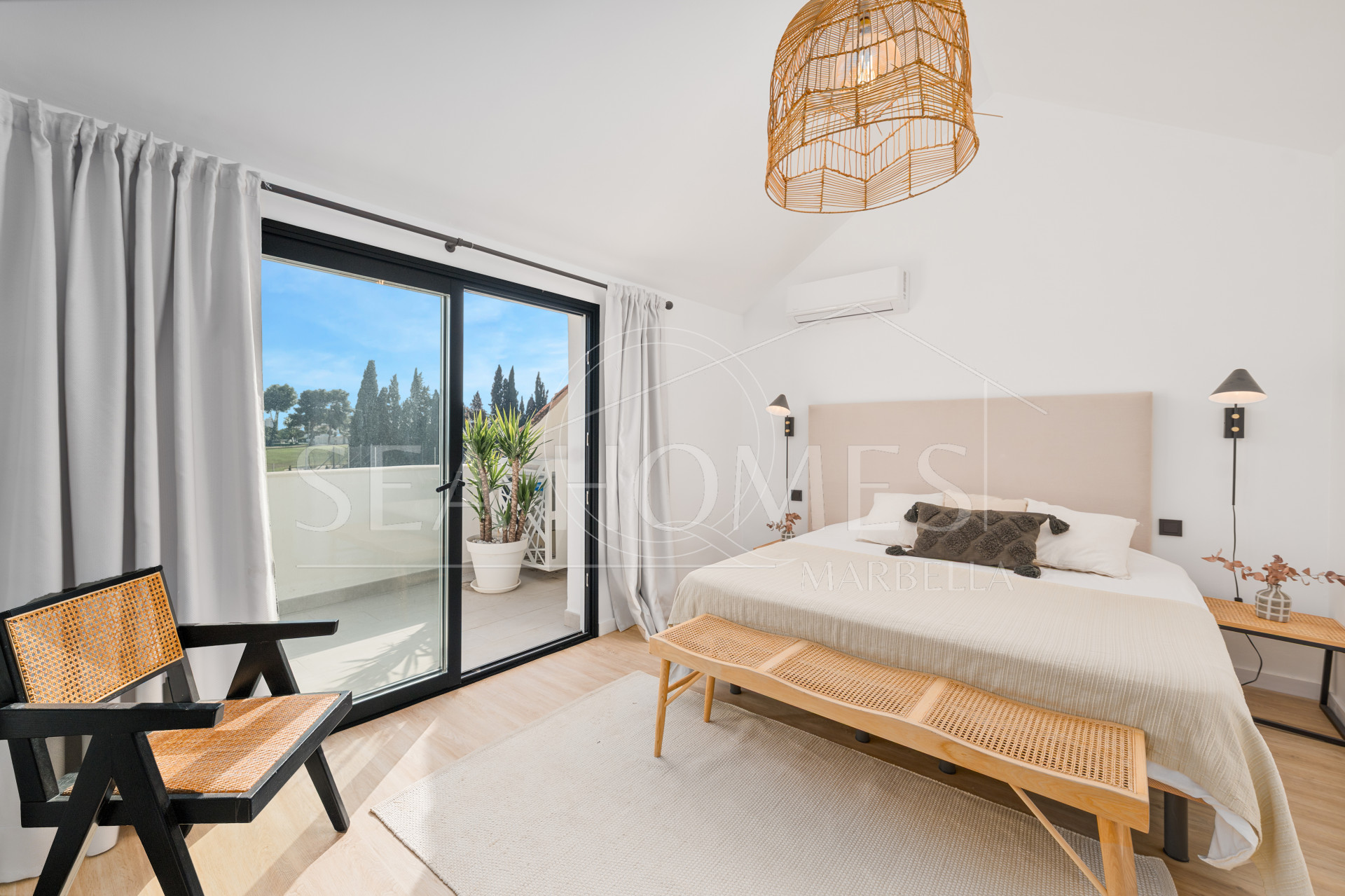 Elegant Renovated Townhouse Near Aloha Golf – Private Garden and Gated Community