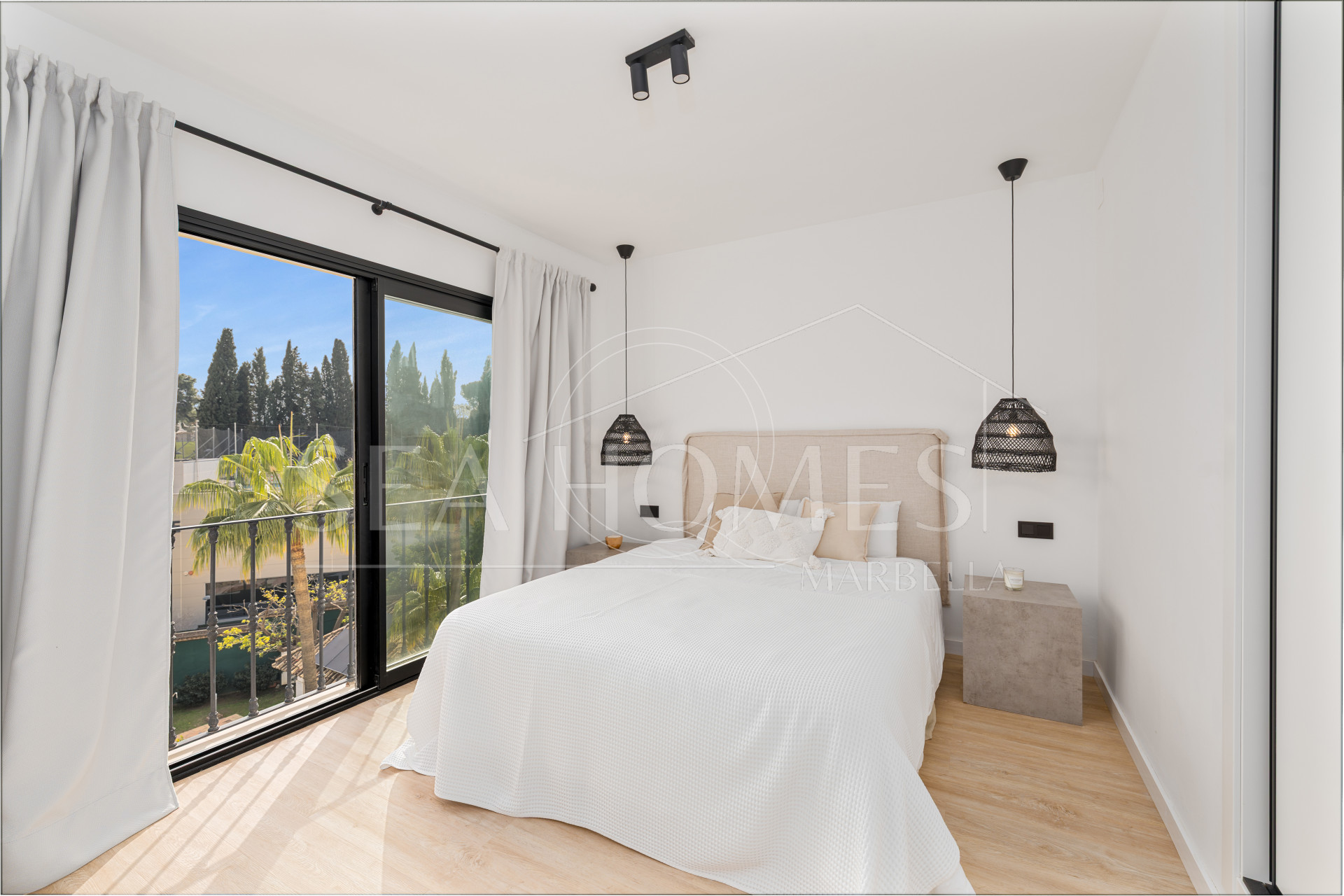 Elegant Renovated Townhouse Near Aloha Golf – Private Garden and Gated Community