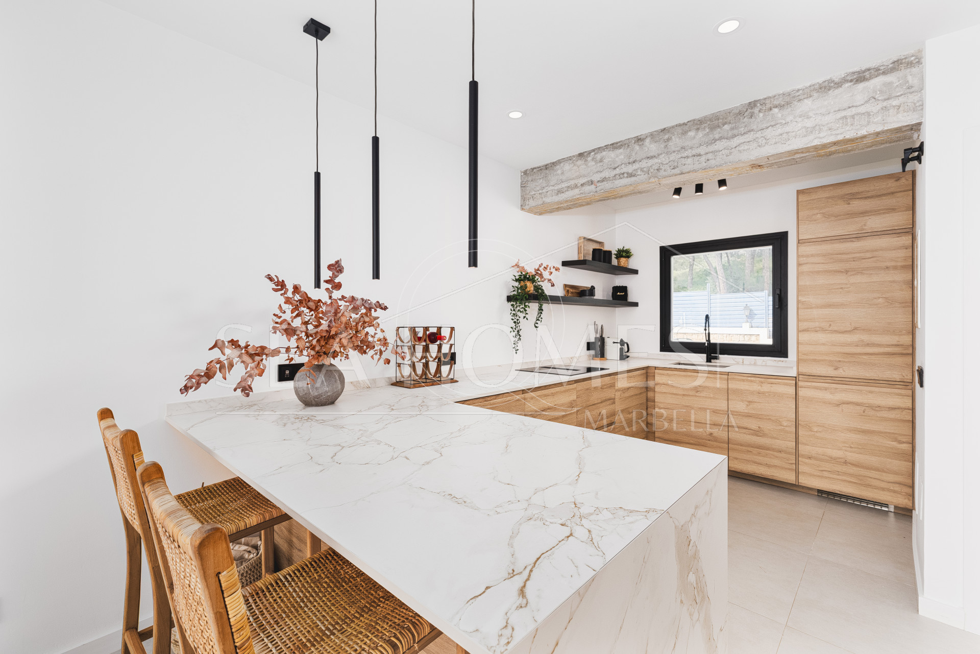 Elegant Renovated Townhouse Near Aloha Golf – Private Garden and Gated Community