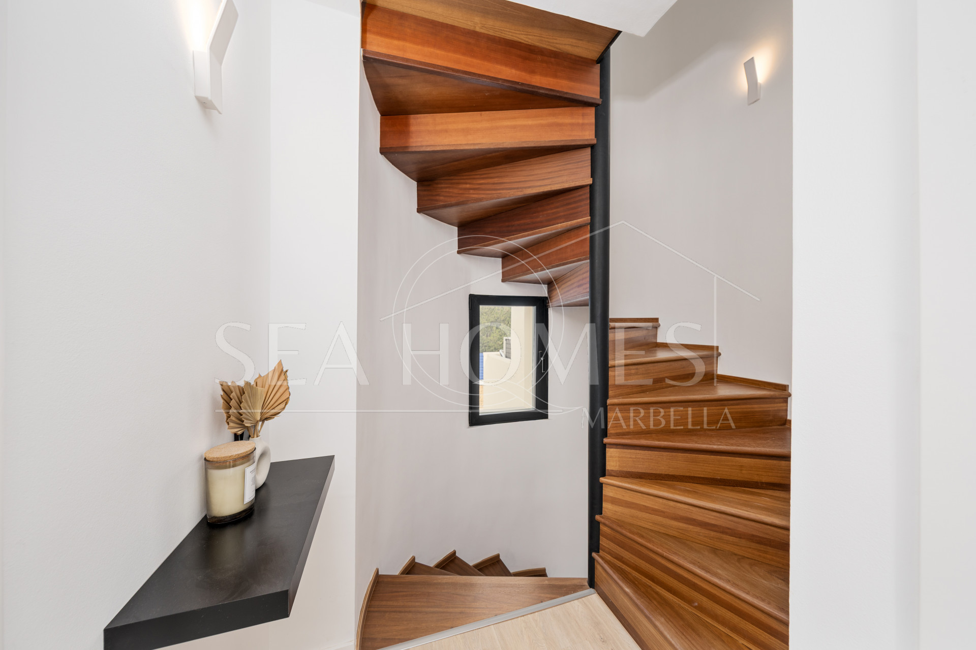 Elegant Renovated Townhouse Near Aloha Golf – Private Garden and Gated Community