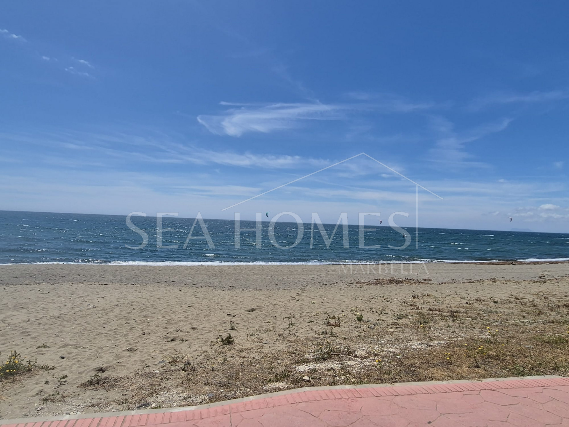 Spacious Ground-Floor Apartment with Private Garden in Park Beach