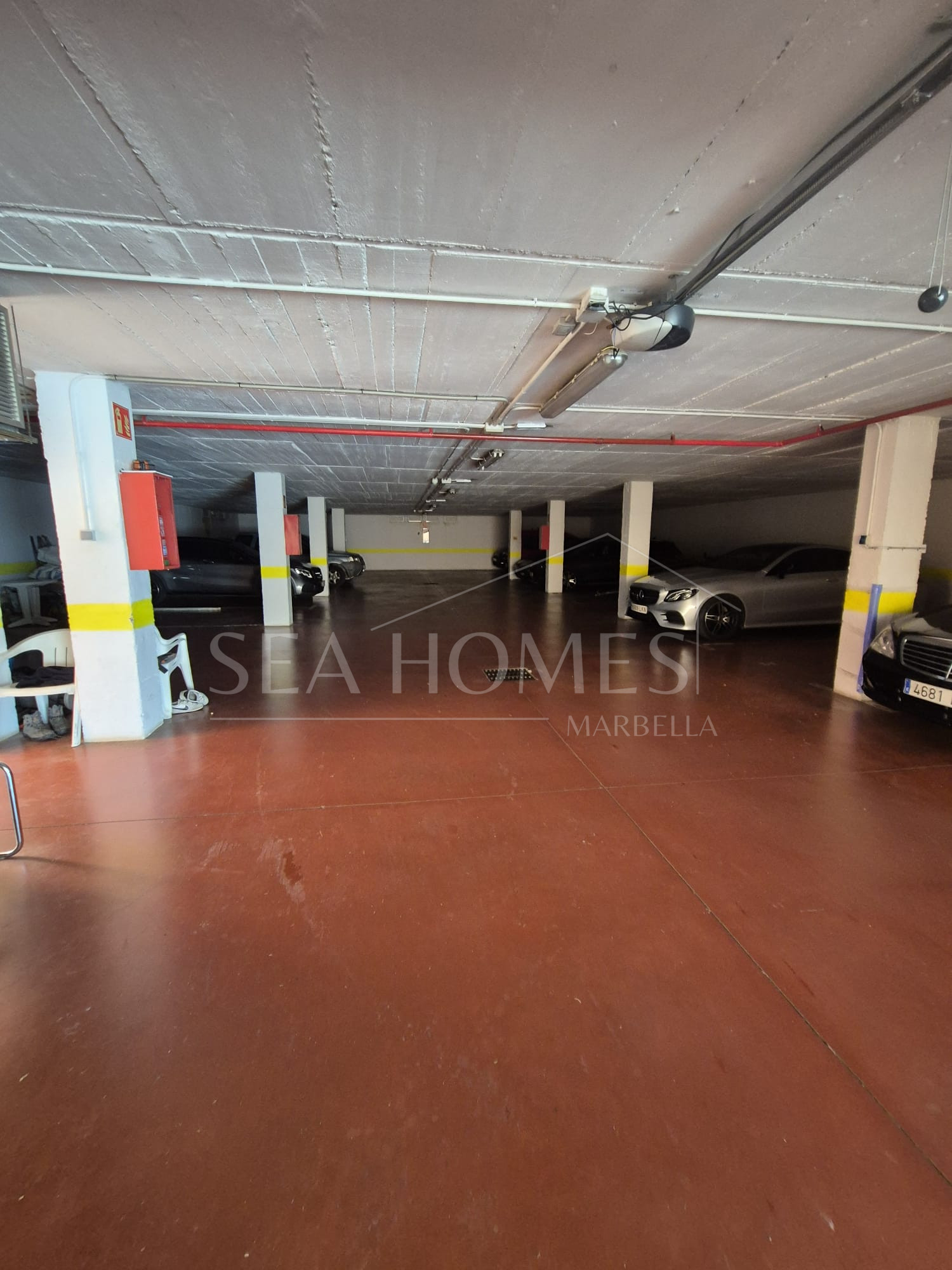 Spacious Ground-Floor Apartment with Private Garden in Park Beach