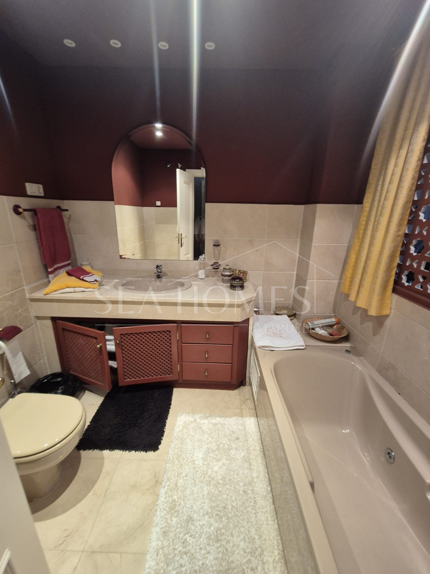 Spacious Ground-Floor Apartment with Private Garden in Park Beach