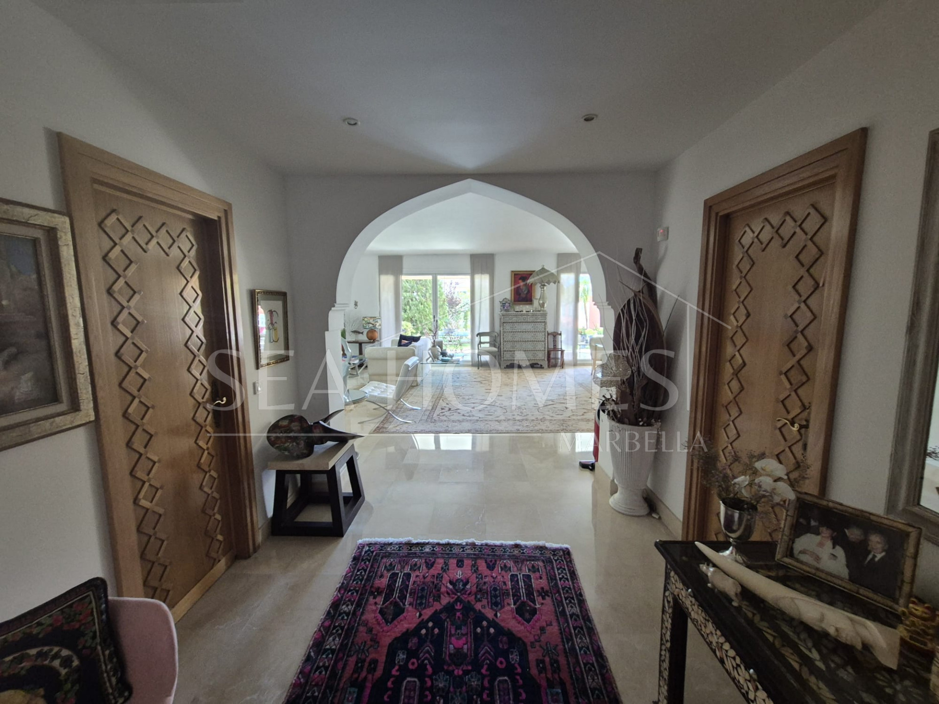 Spacious Ground-Floor Apartment with Private Garden in Park Beach