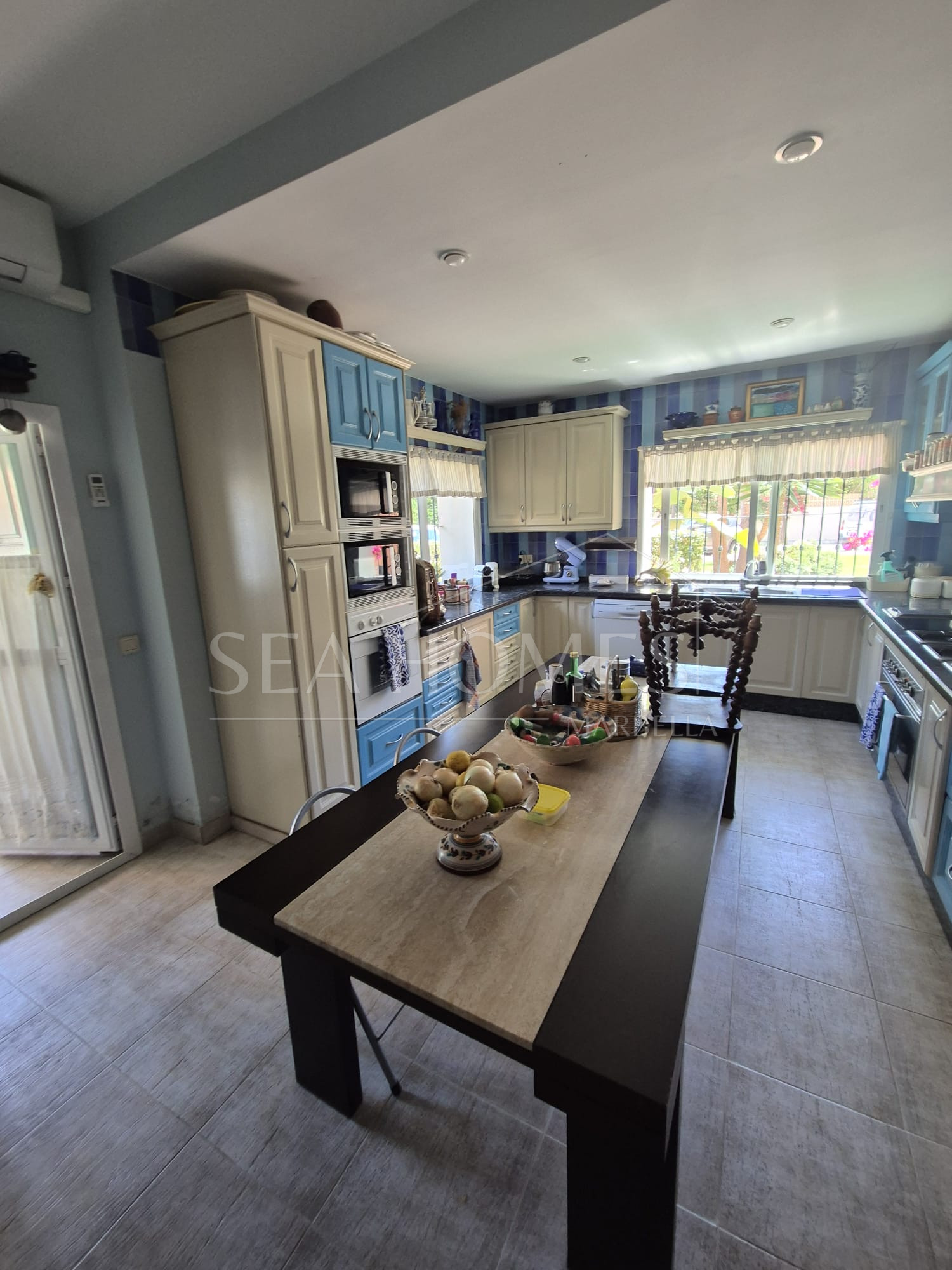 Spacious Ground-Floor Apartment with Private Garden in Park Beach