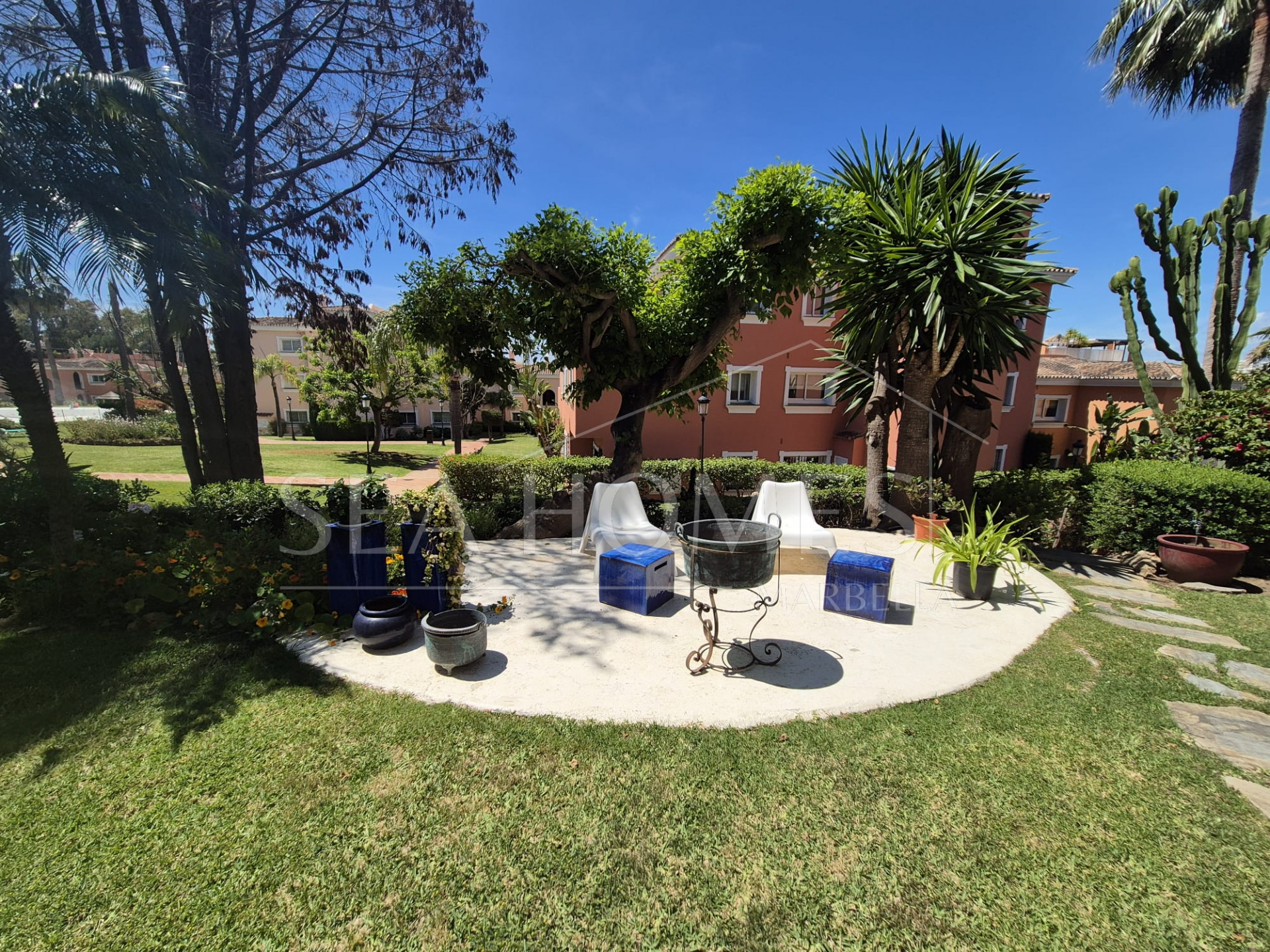 Spacious Ground-Floor Apartment with Private Garden in Park Beach