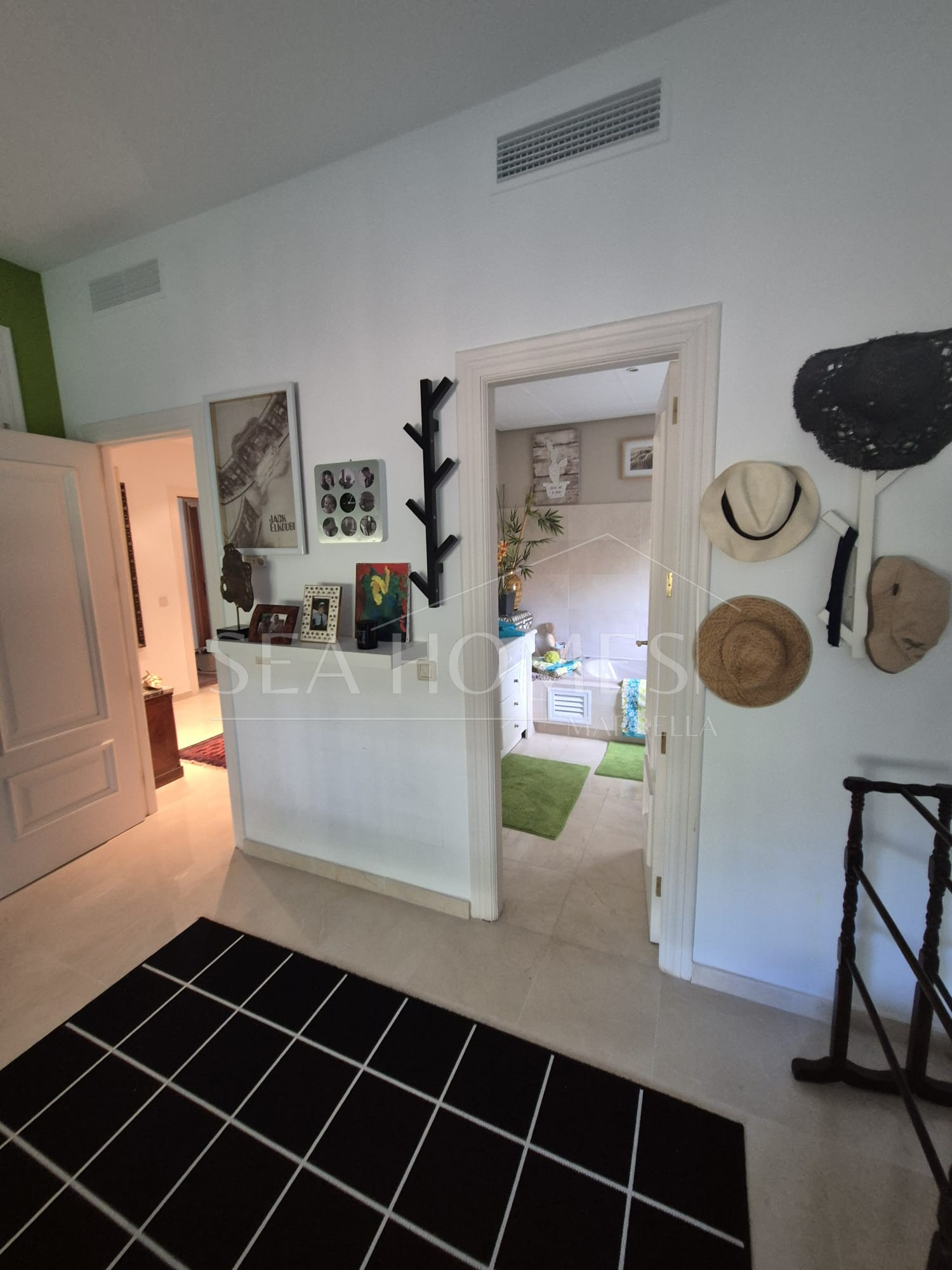 Spacious Ground-Floor Apartment with Private Garden in Park Beach