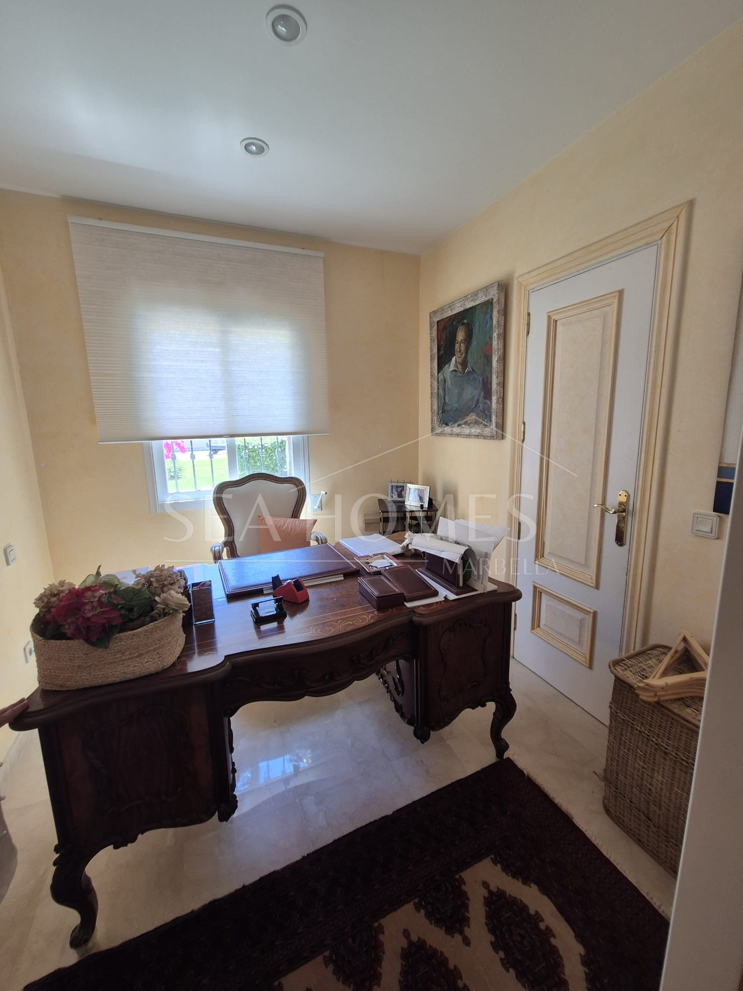 Spacious Ground-Floor Apartment with Private Garden in Park Beach