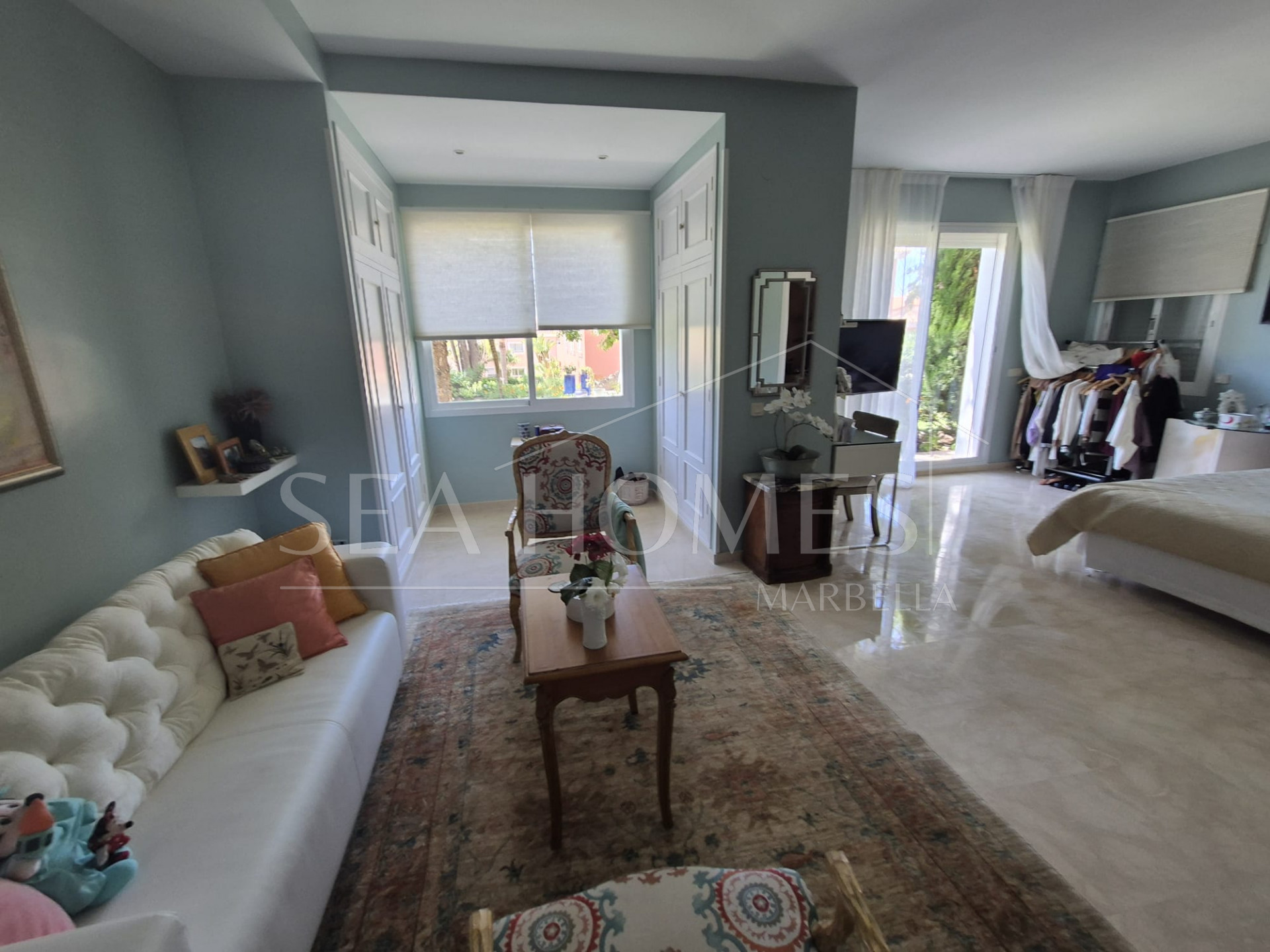 Spacious Ground-Floor Apartment with Private Garden in Park Beach