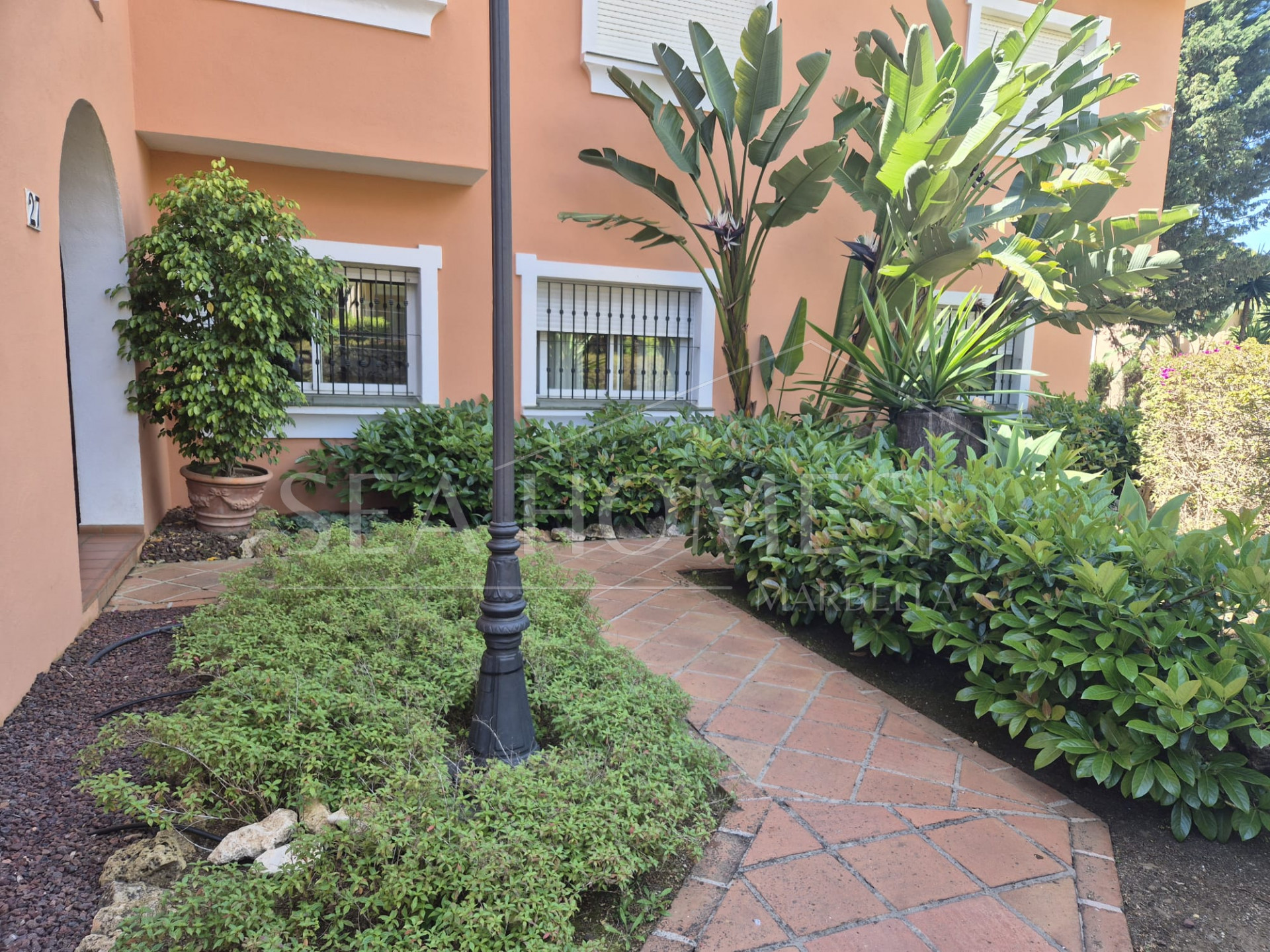 Spacious Ground-Floor Apartment with Private Garden in Park Beach