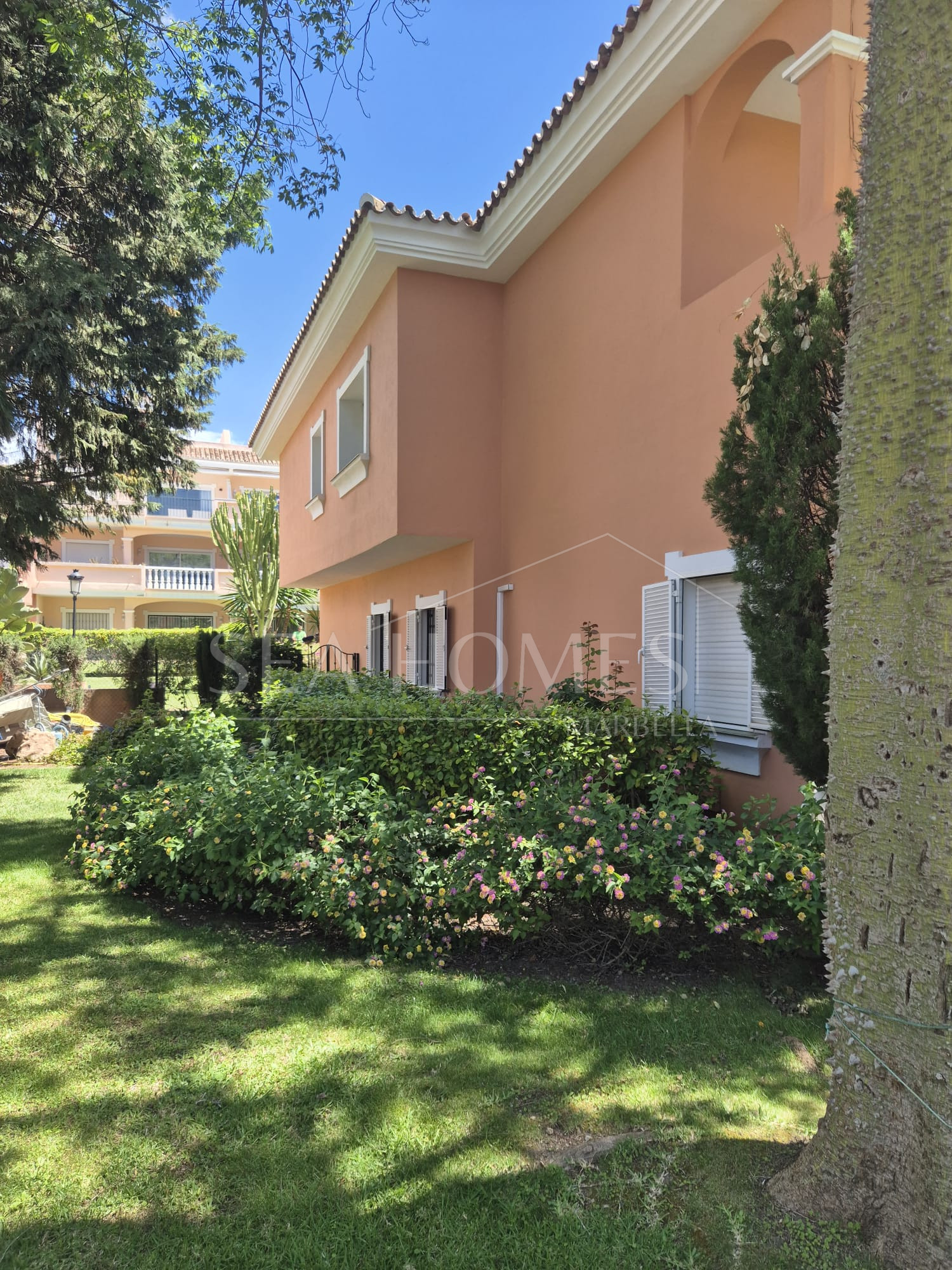 Spacious Ground-Floor Apartment with Private Garden in Park Beach