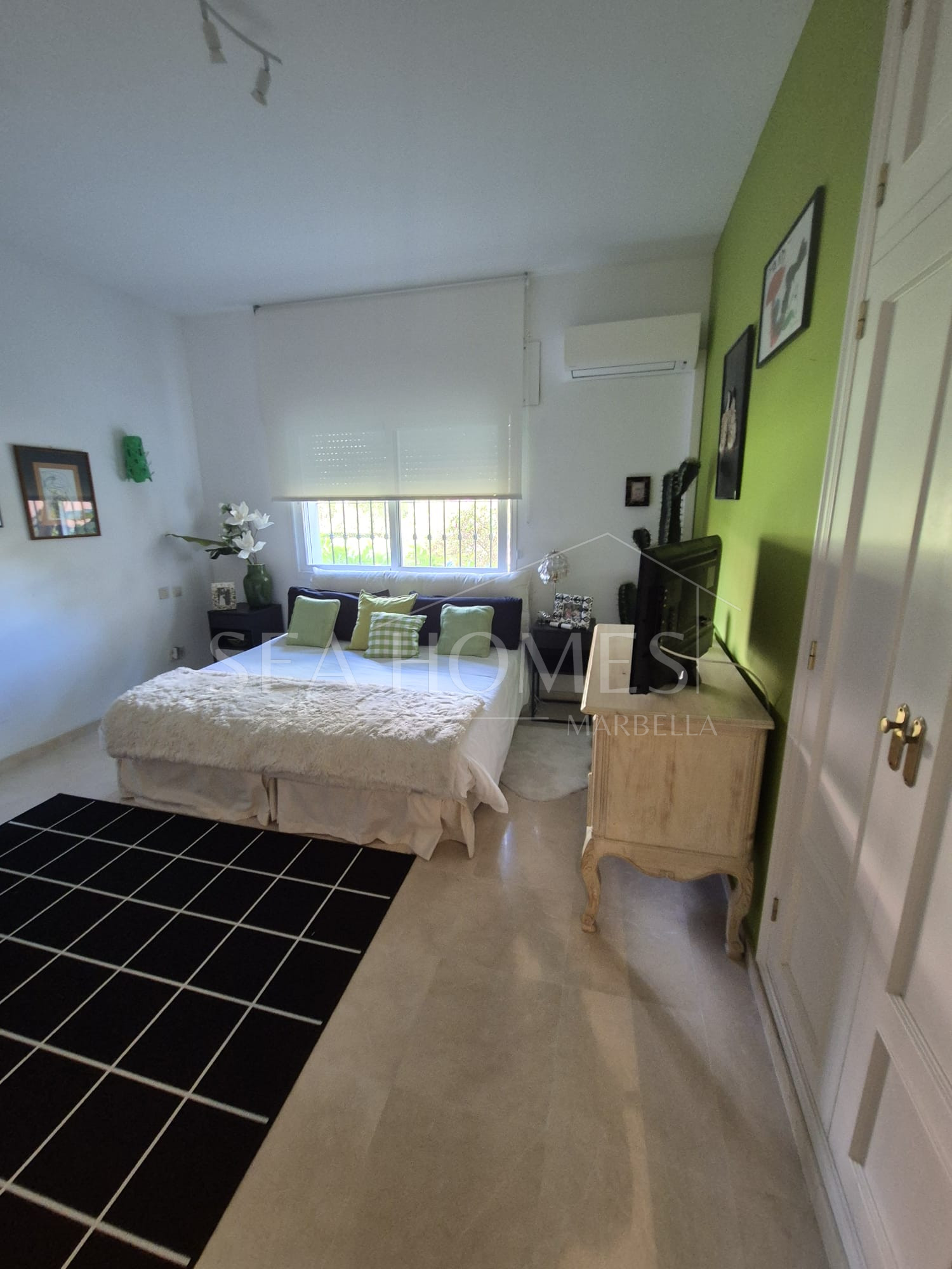 Spacious Ground-Floor Apartment with Private Garden in Park Beach