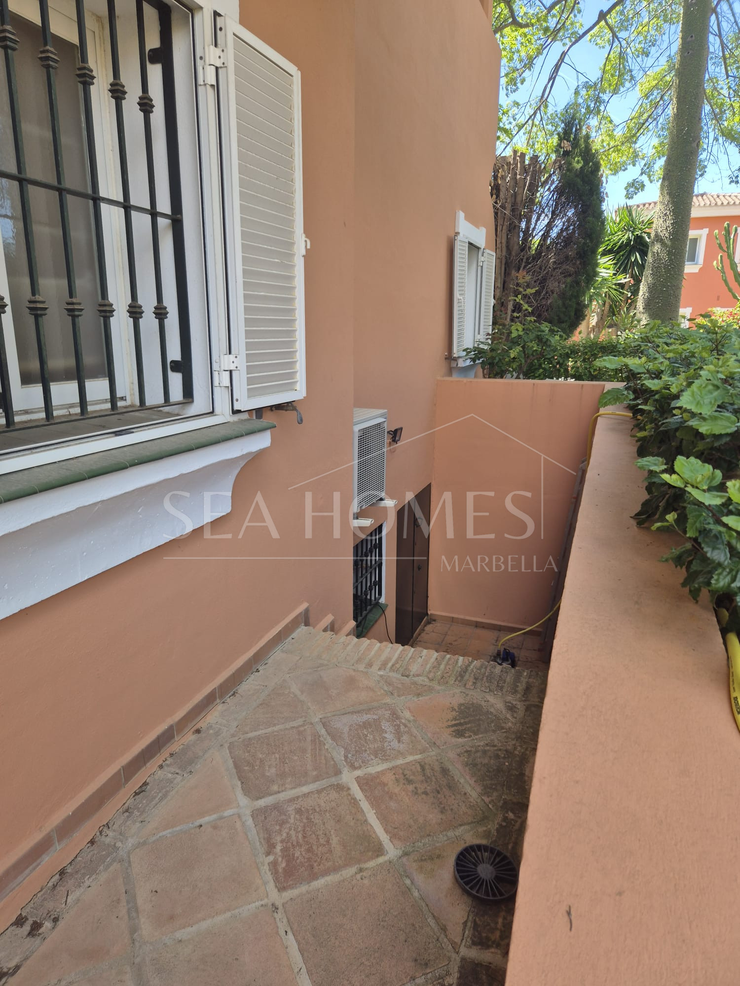 Spacious Ground-Floor Apartment with Private Garden in Park Beach