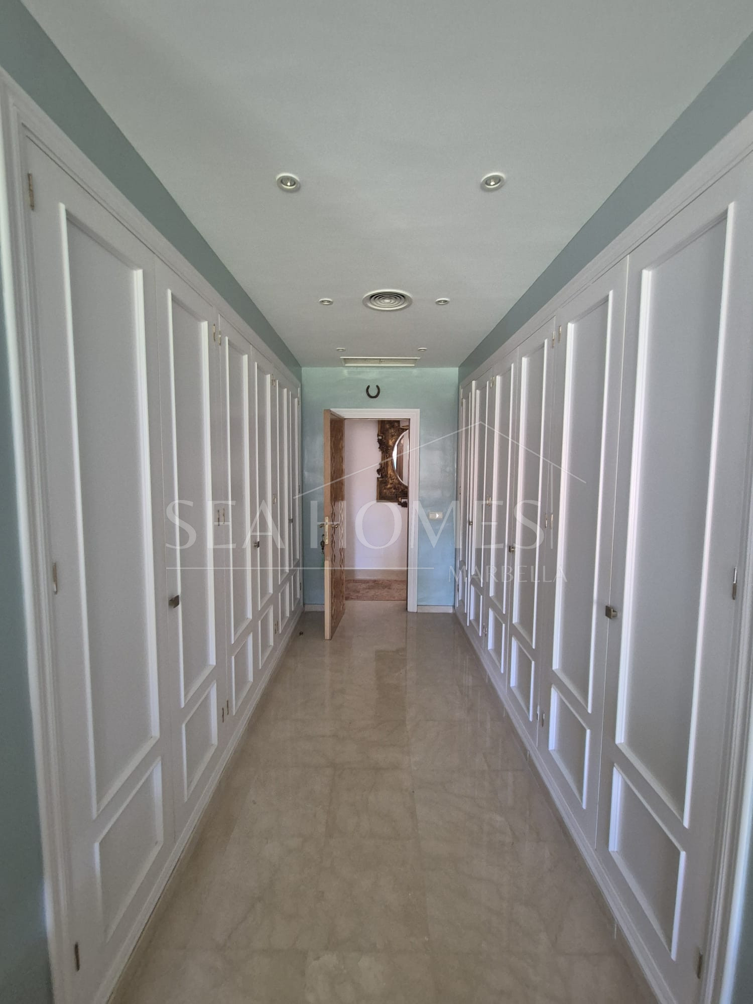 Spacious Ground-Floor Apartment with Private Garden in Park Beach