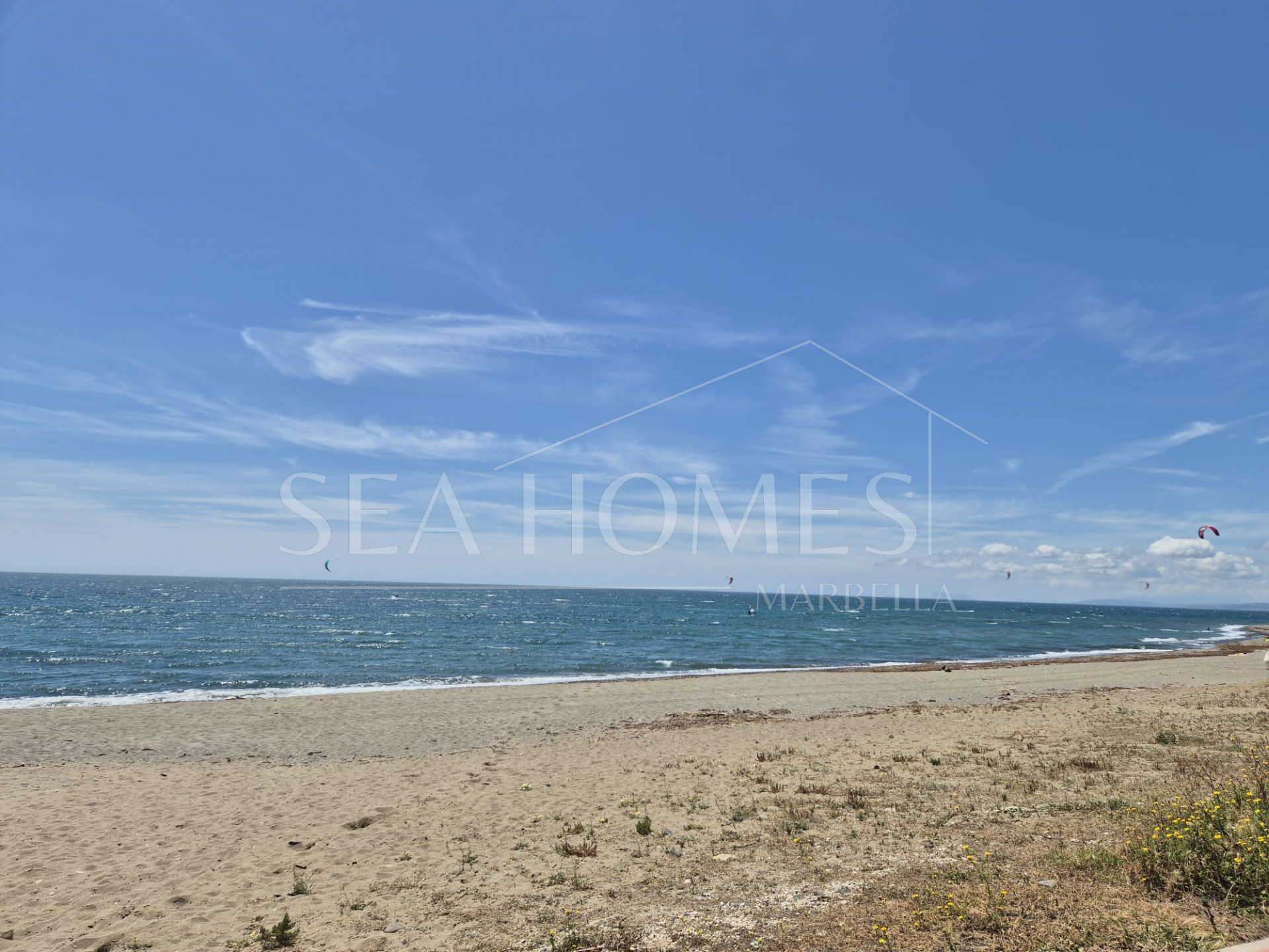 Spacious Ground-Floor Apartment with Private Garden in Park Beach