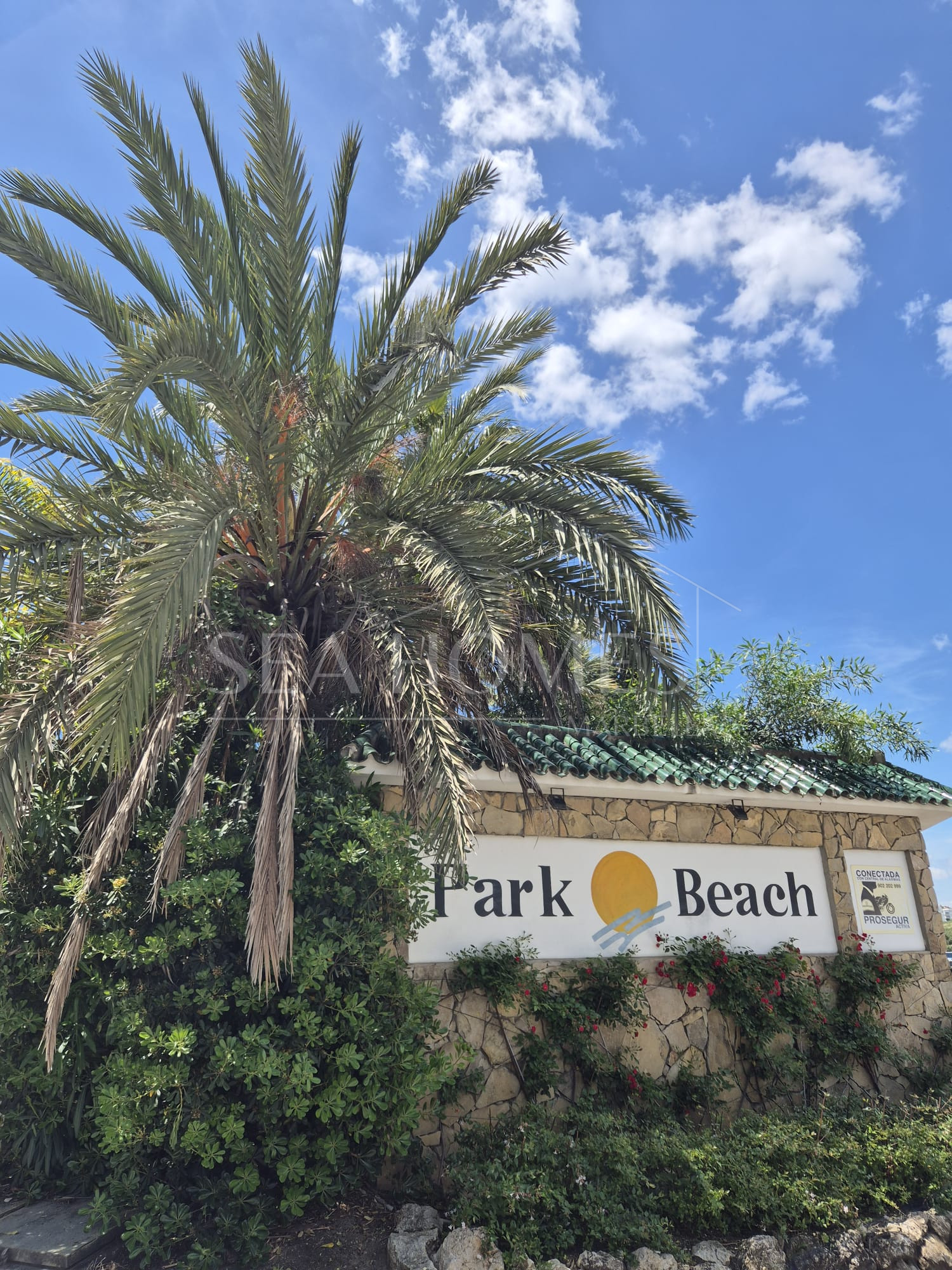 Spacious Ground-Floor Apartment with Private Garden in Park Beach