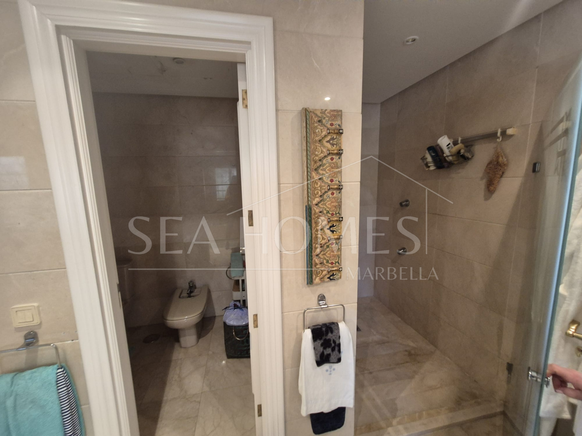 Spacious Ground-Floor Apartment with Private Garden in Park Beach