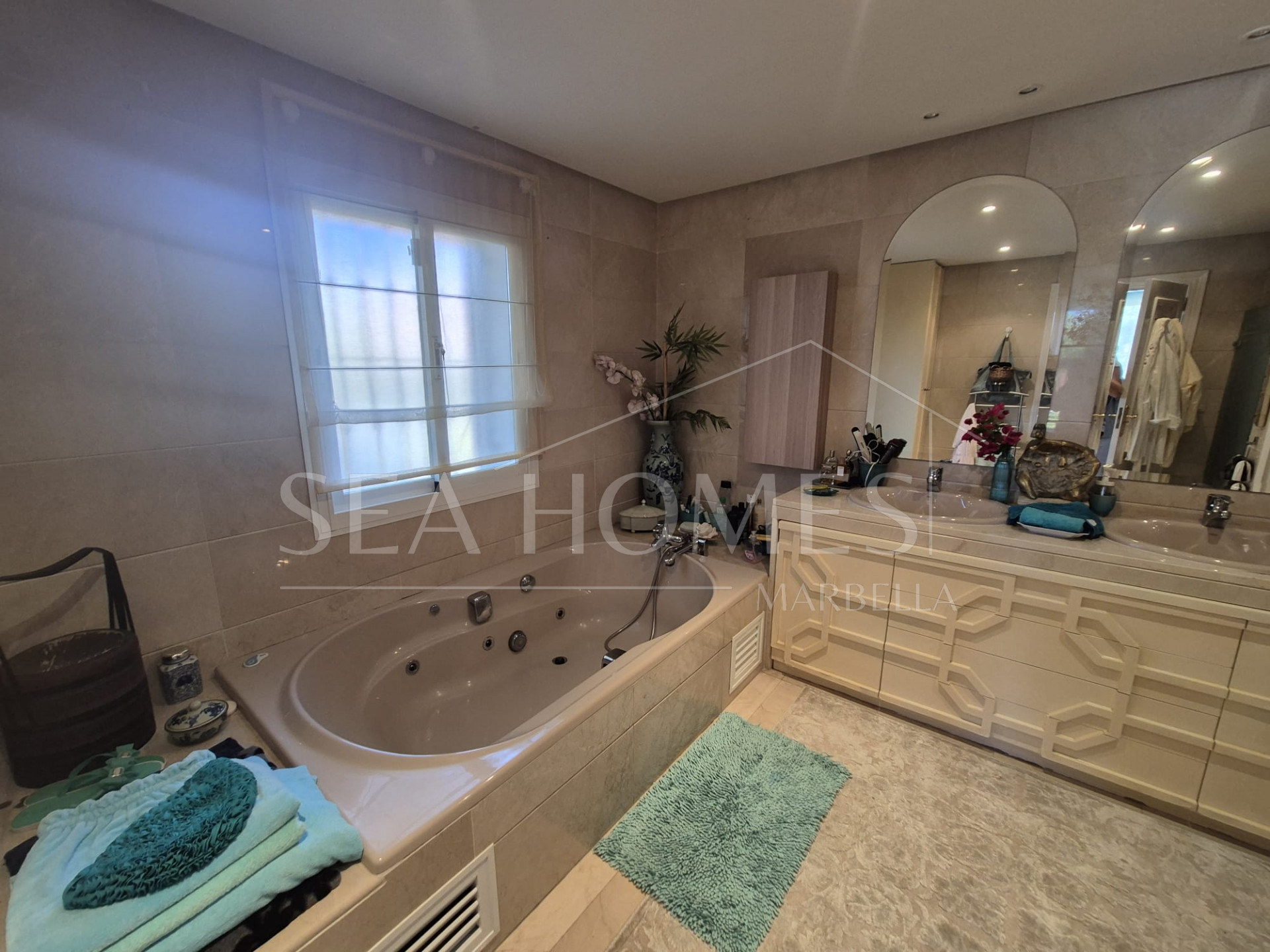 Spacious Ground-Floor Apartment with Private Garden in Park Beach