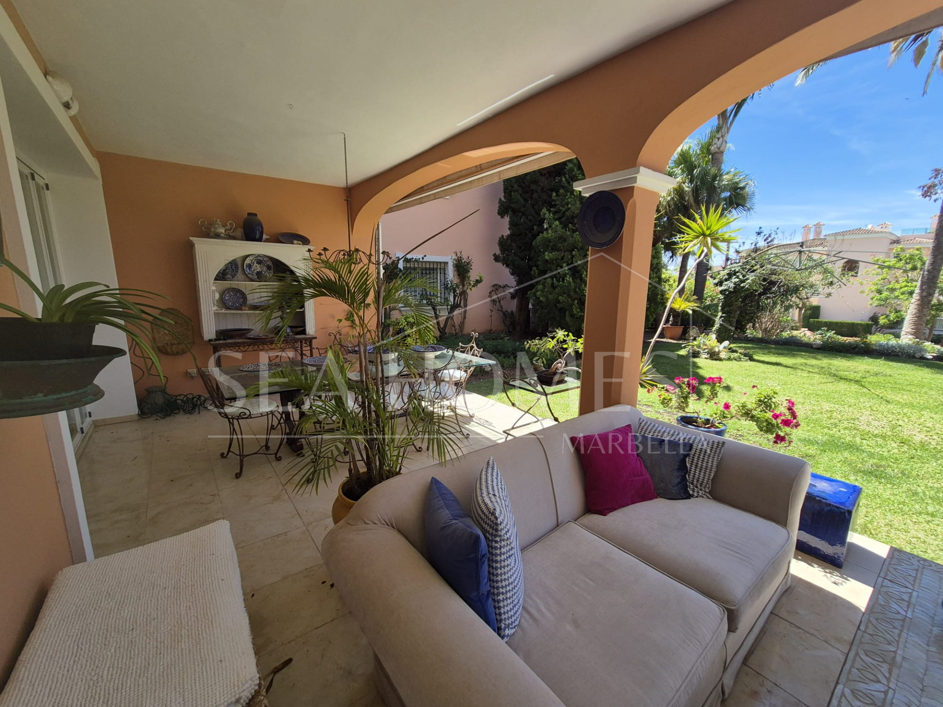 Spacious Ground-Floor Apartment with Private Garden in Park Beach