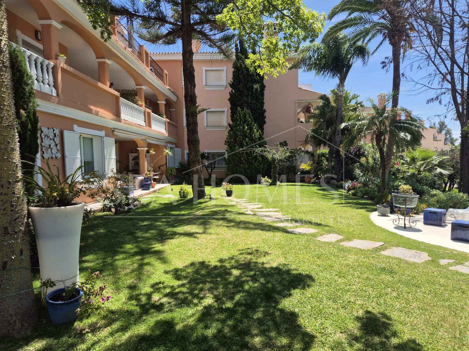 Spacious Ground-Floor Apartment with Private Garden in Park Beach