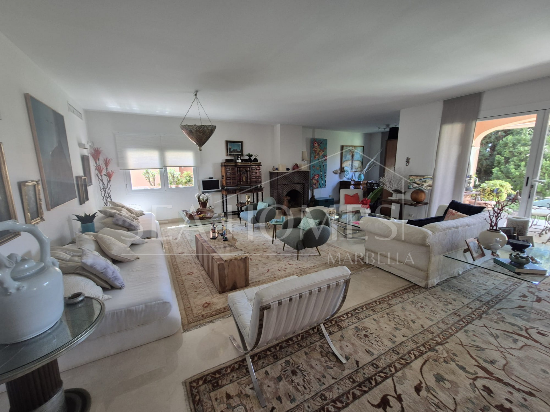 Spacious Ground-Floor Apartment with Private Garden in Park Beach