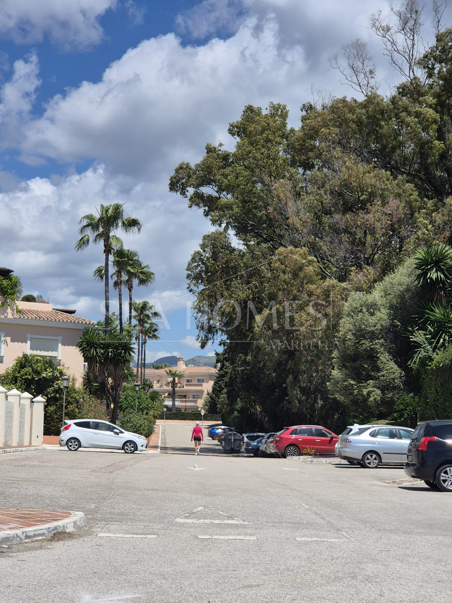 Spacious Ground-Floor Apartment with Private Garden in Park Beach