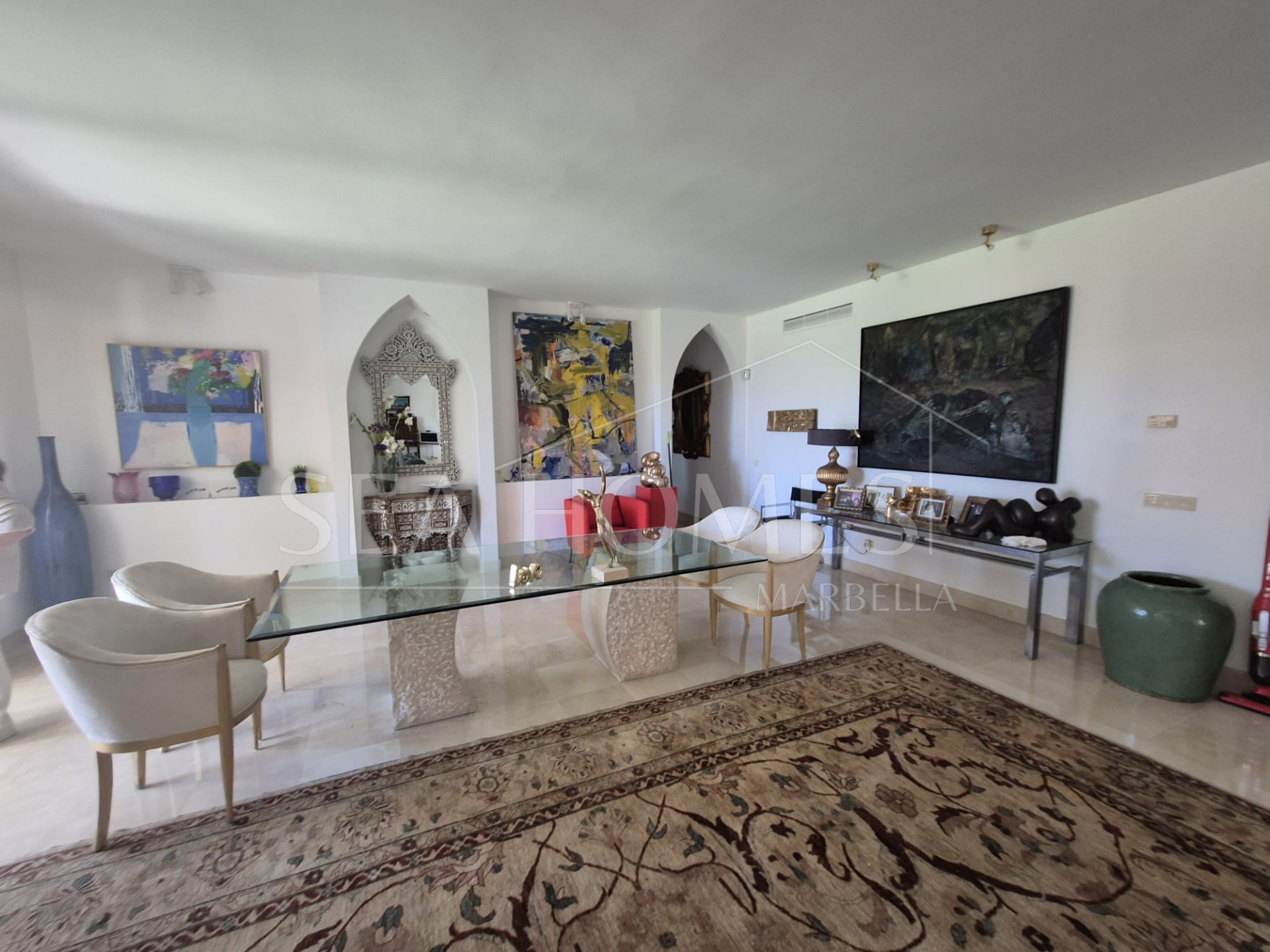 Spacious Ground-Floor Apartment with Private Garden in Park Beach