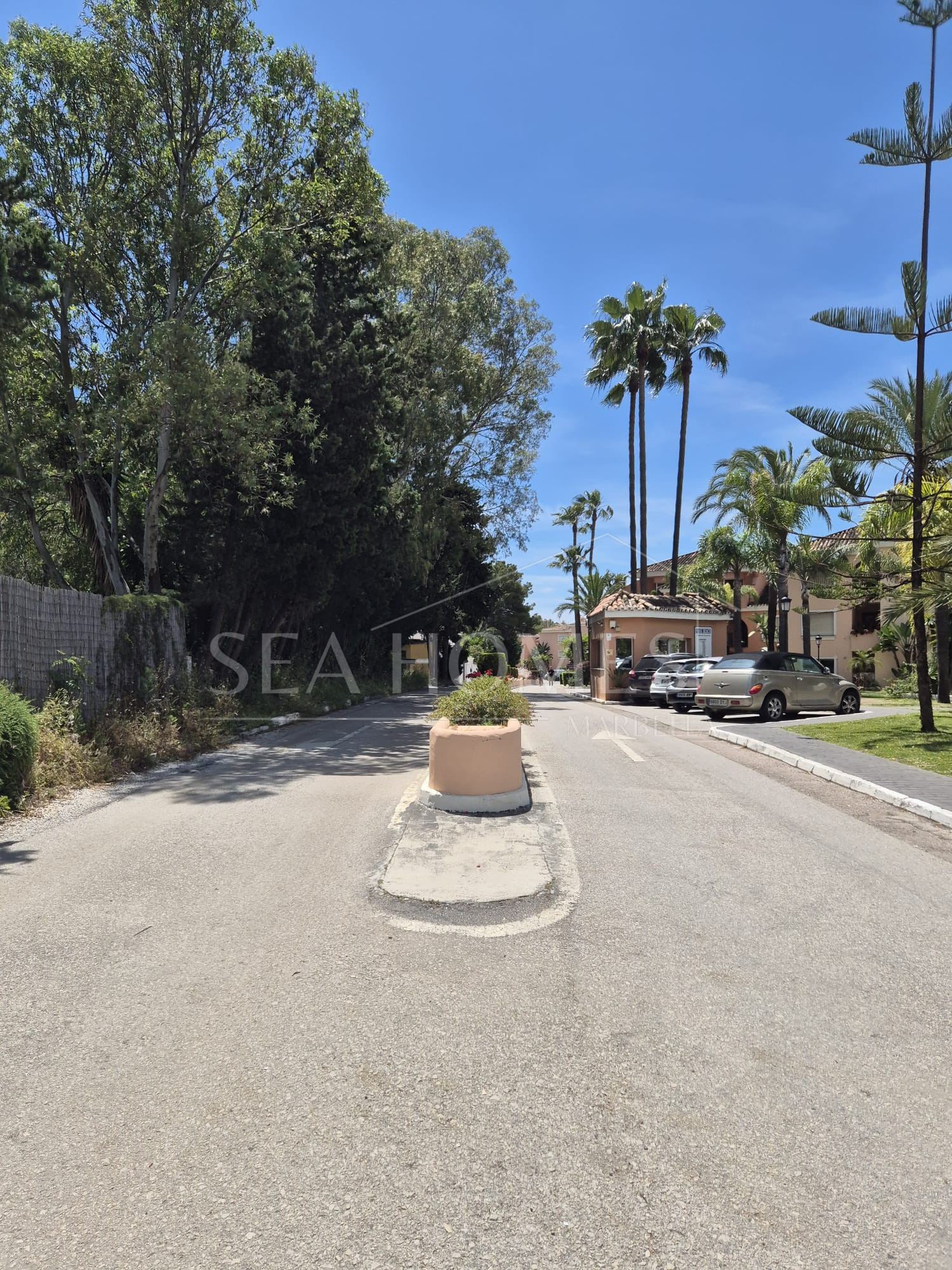 Spacious Ground-Floor Apartment with Private Garden in Park Beach