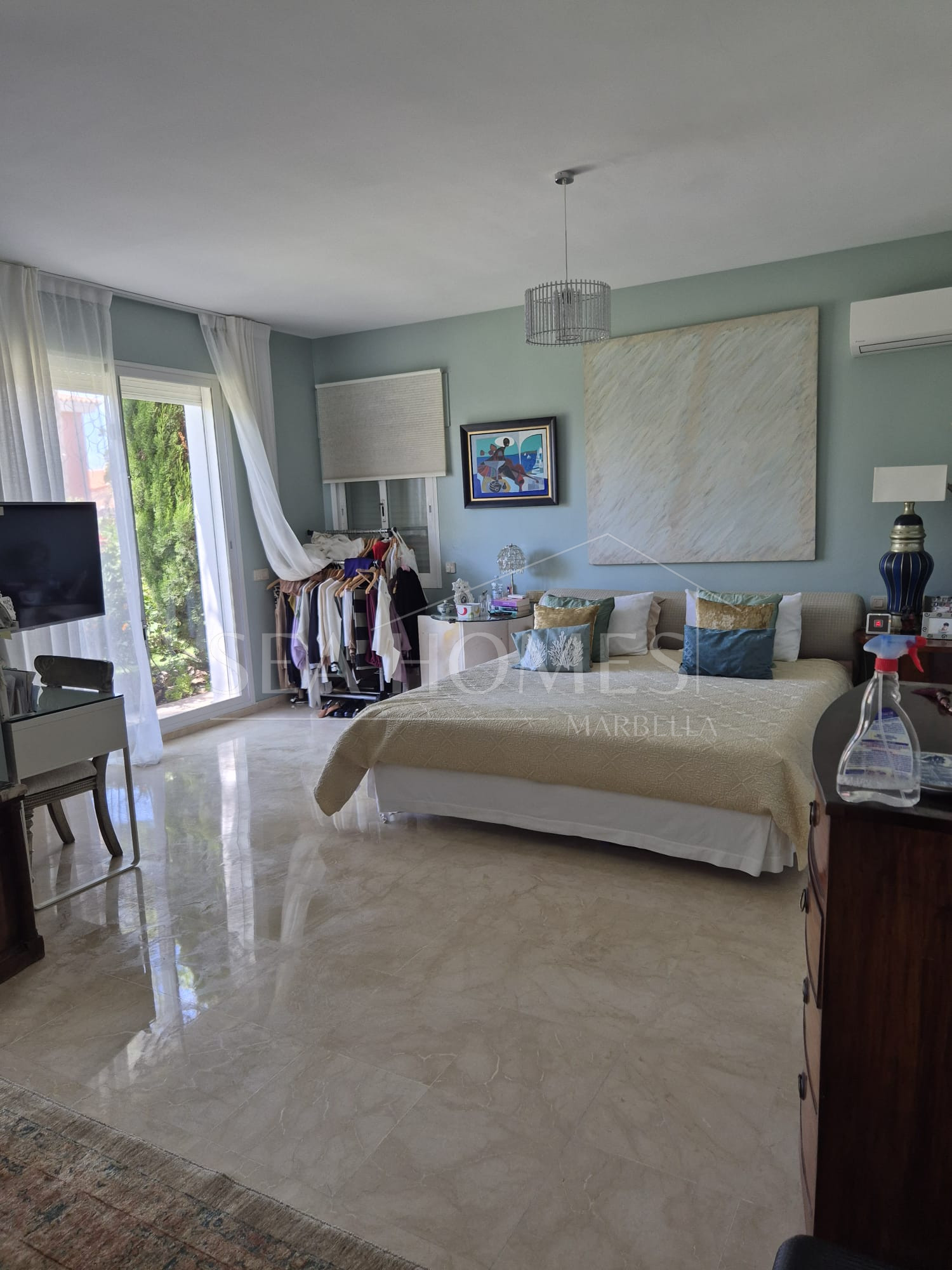 Spacious Ground-Floor Apartment with Private Garden in Park Beach