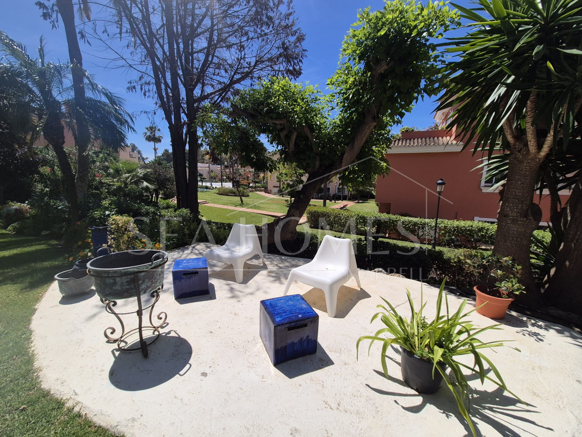 Spacious Ground-Floor Apartment with Private Garden in Park Beach