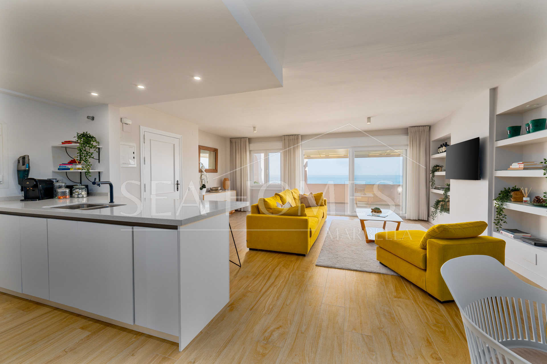 Fully Renovated 3‑Bedroom Apartment on Estepona’s Frontline Beach